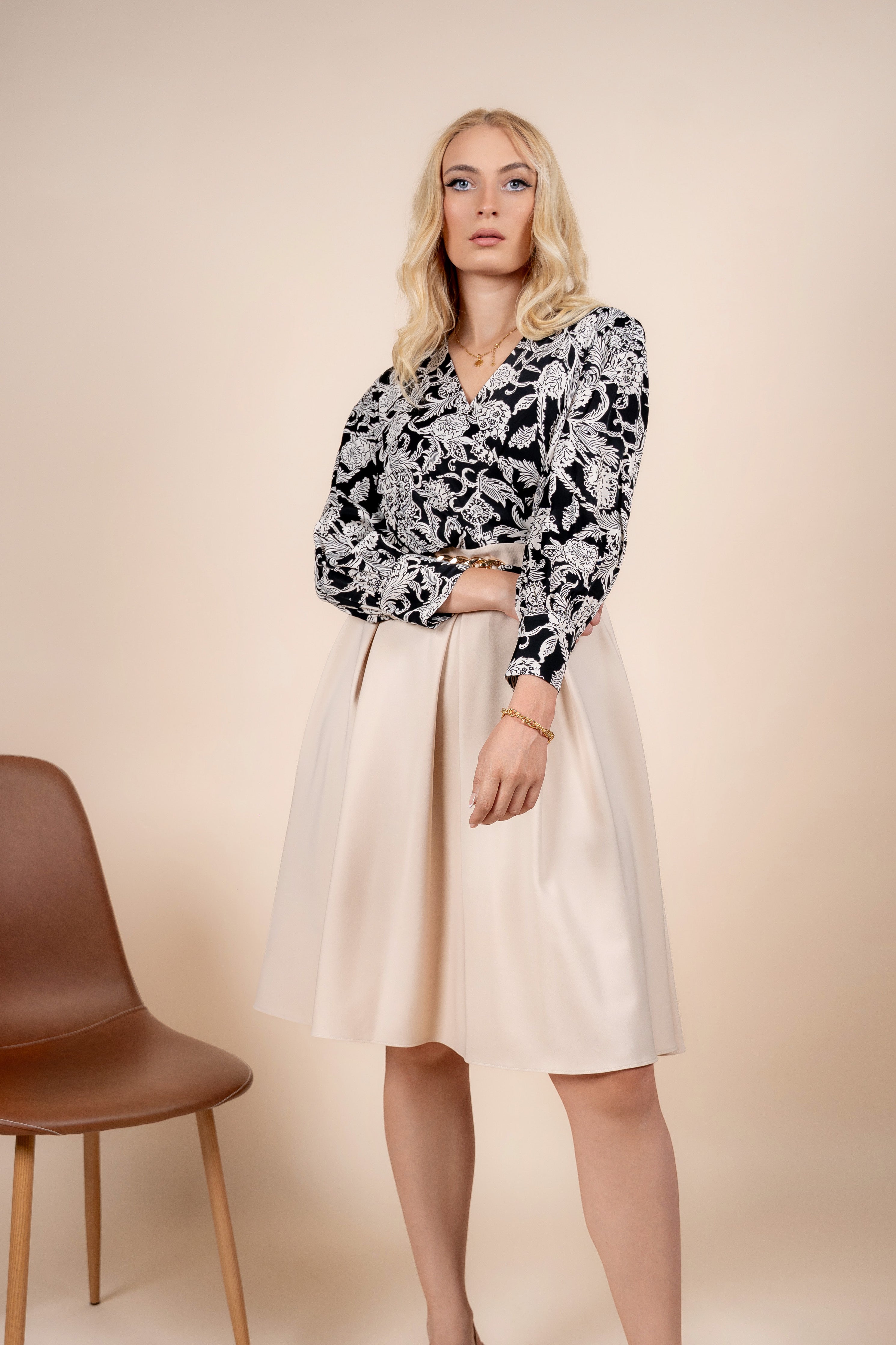 Ornela - elegantna bež haljina na preklop sa ukrasnim remenom