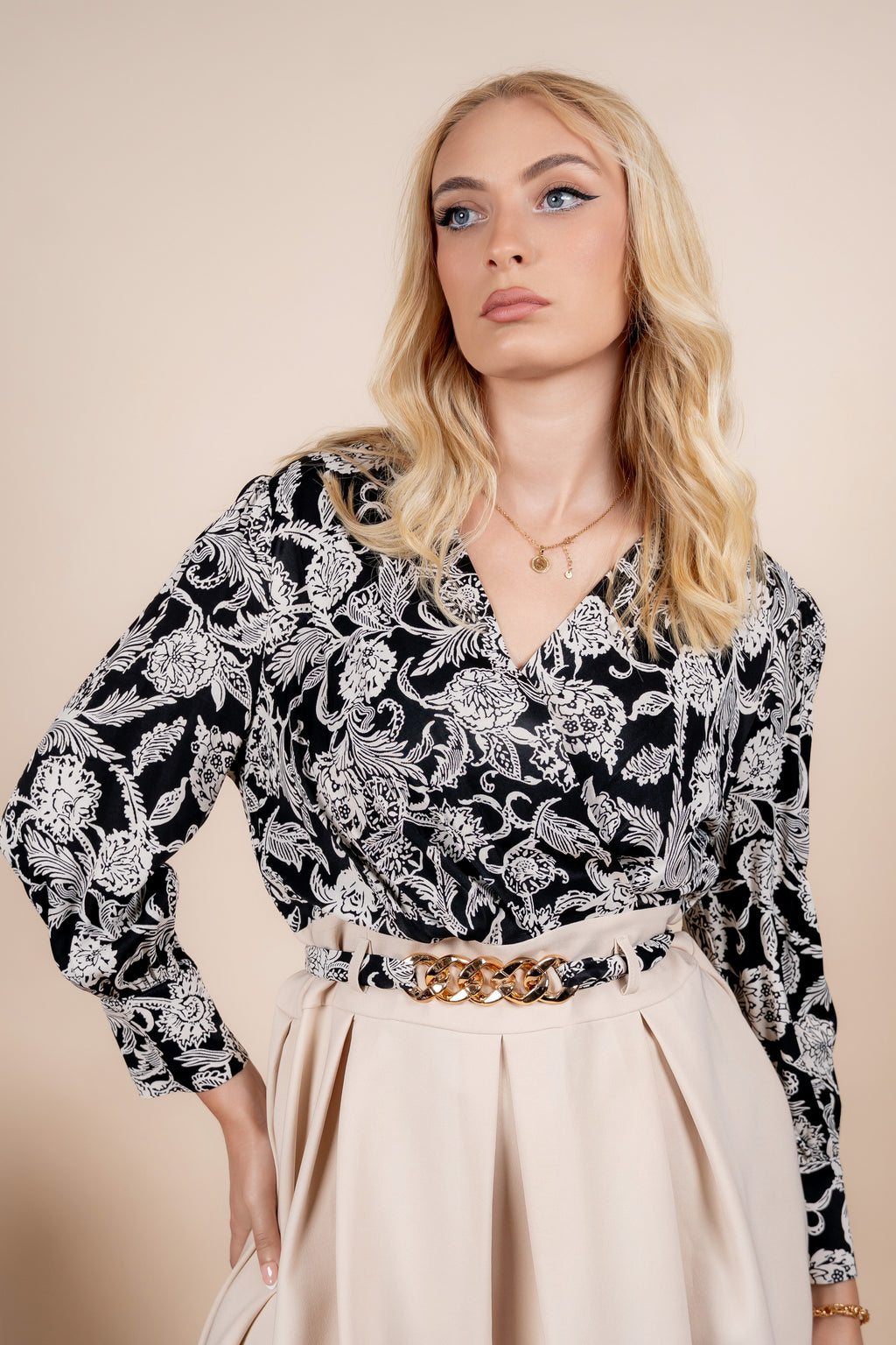 Ornela - elegantna bež haljina na preklop sa ukrasnim remenom