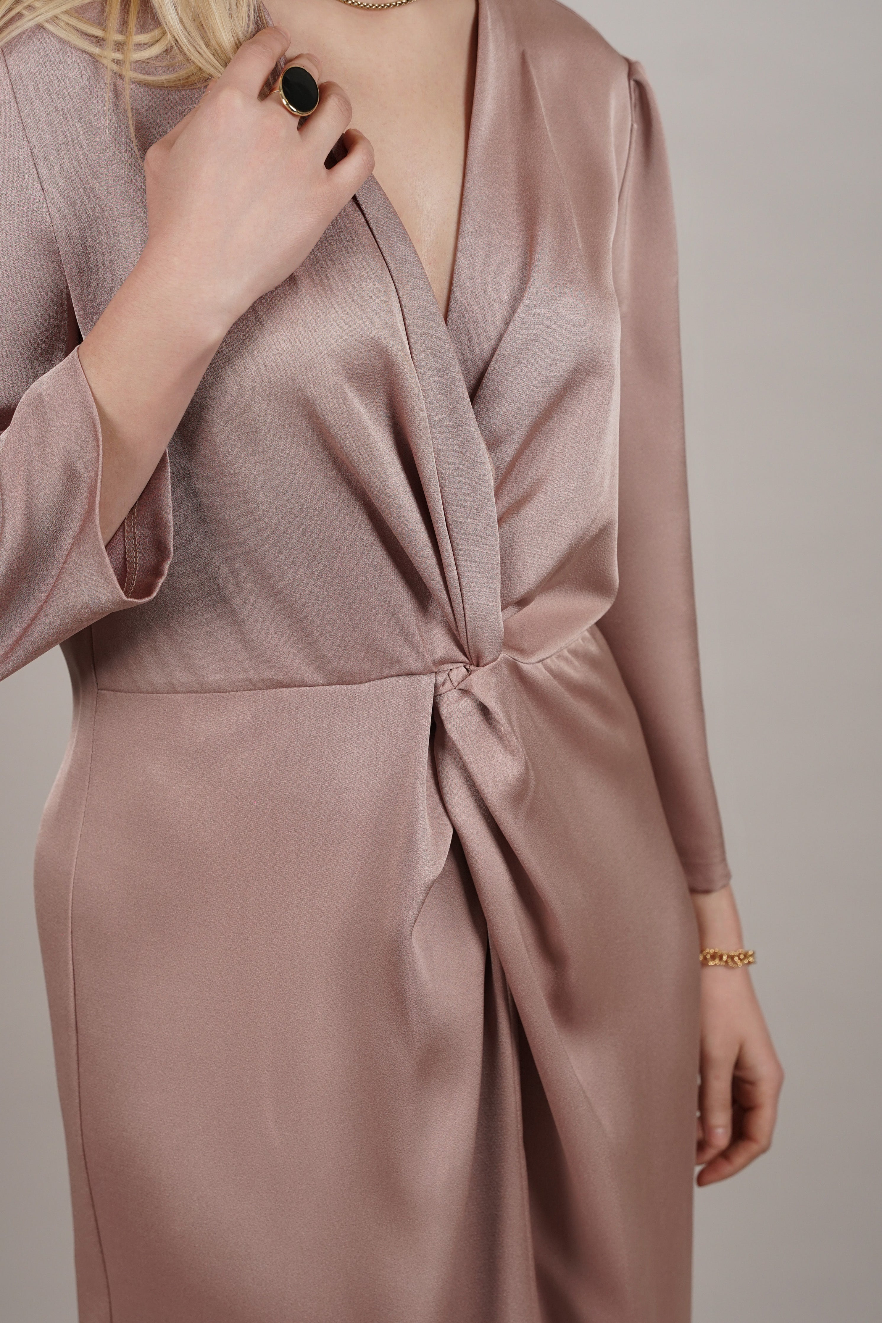 Lunaria - elegantna satenska bež midi haljina