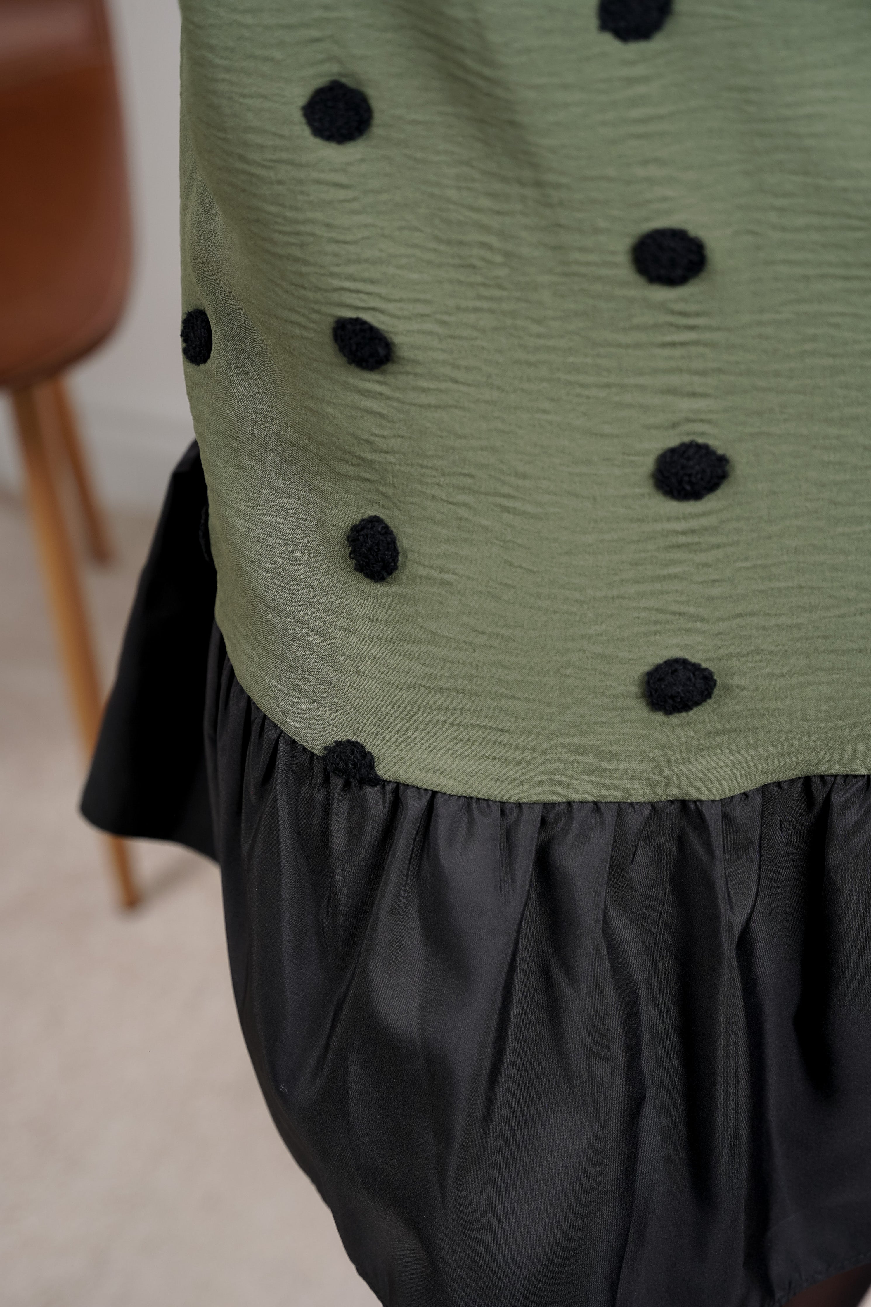 Mara haljina – maslinasto zelena udobnost sa chic tačkicama