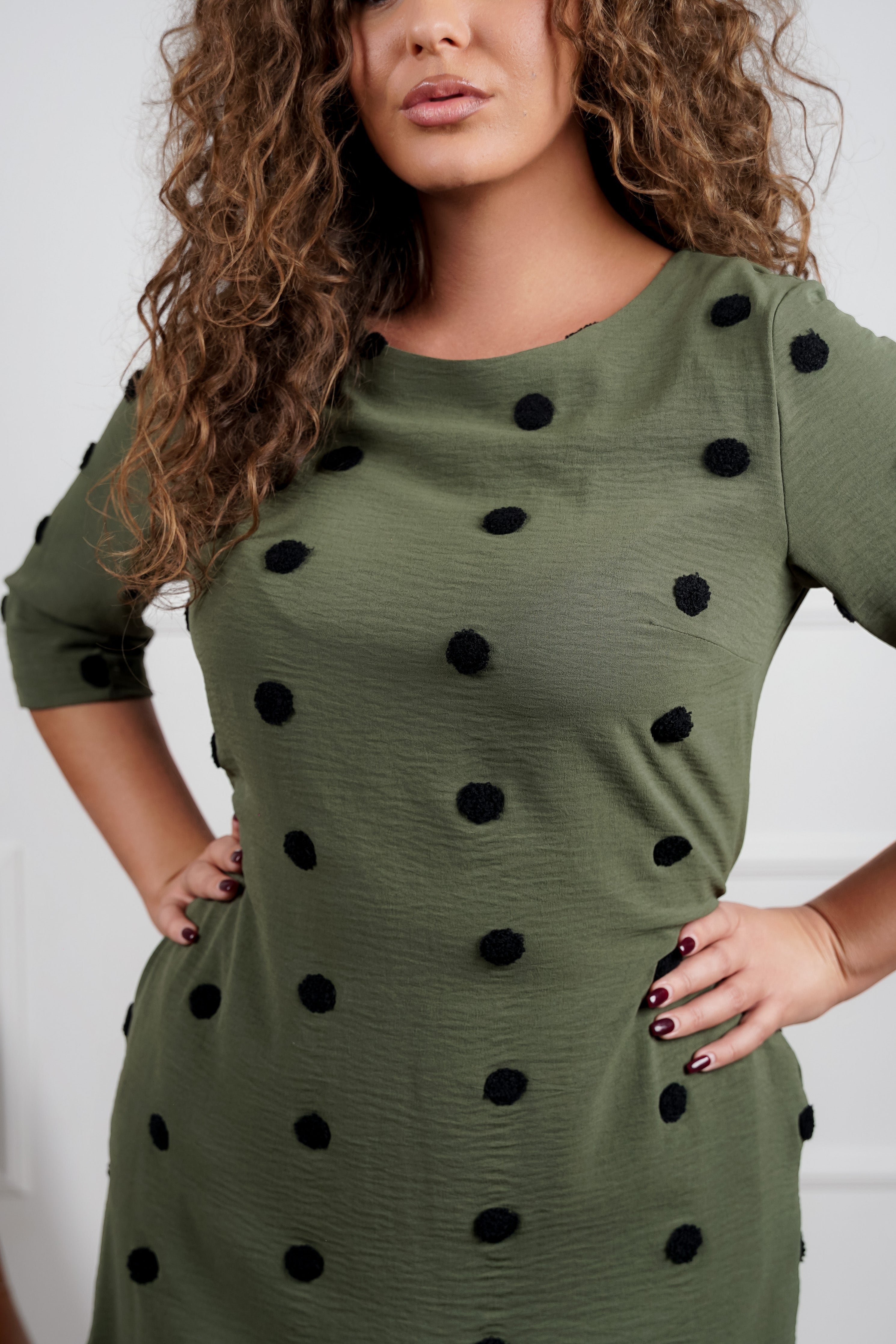 Mara haljina – maslinasto zelena udobnost sa chic tačkicama