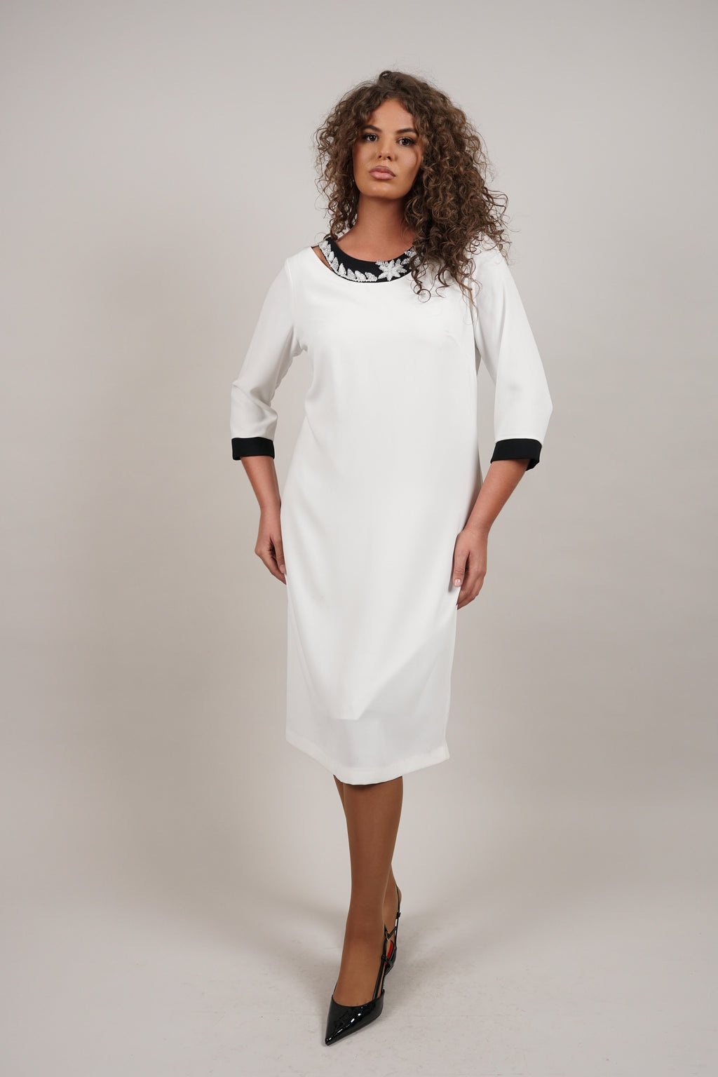 Medelin - haljina u elegantnom bijelom tonu