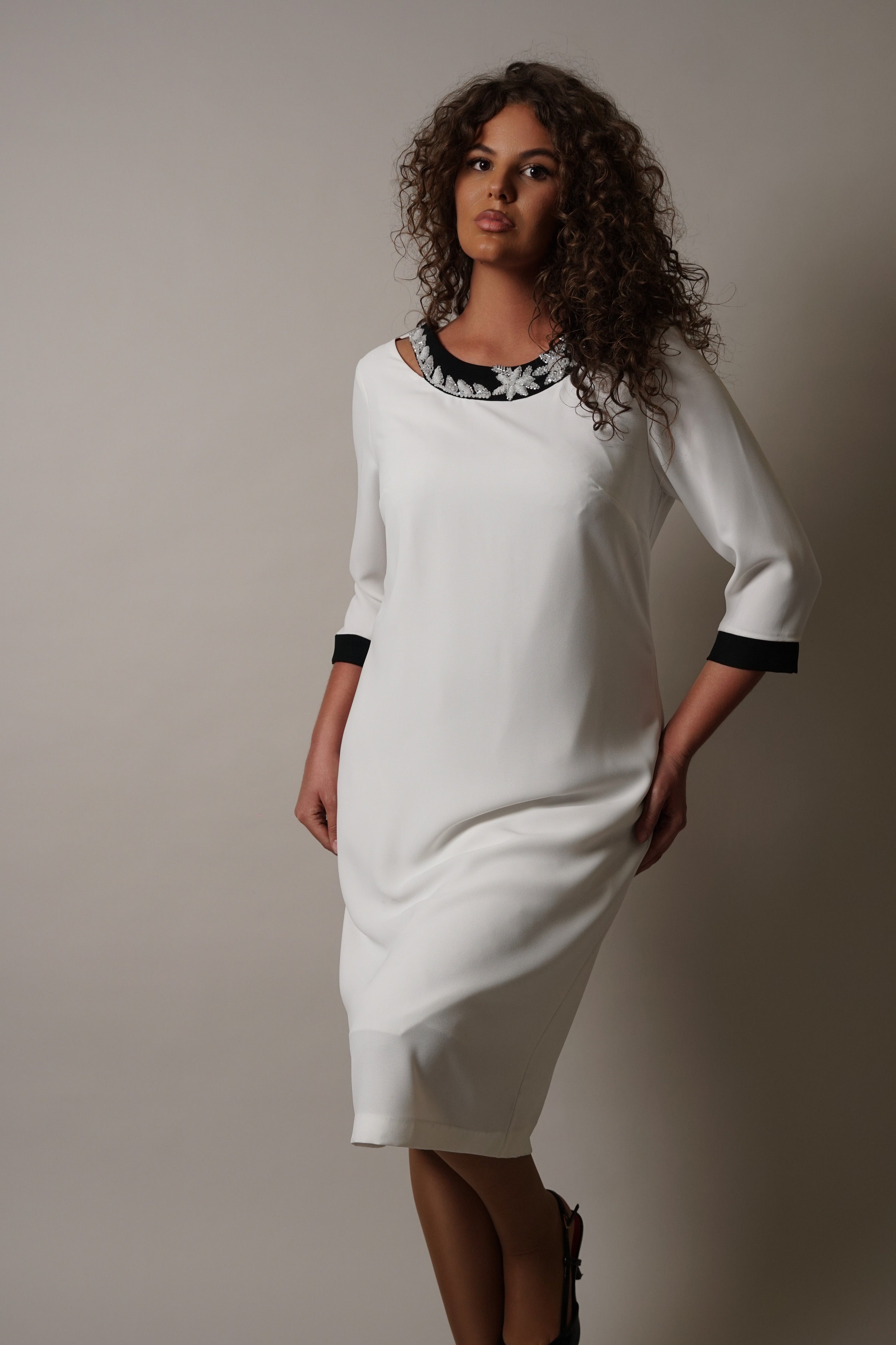 Medelin - haljina u elegantnom bijelom tonu