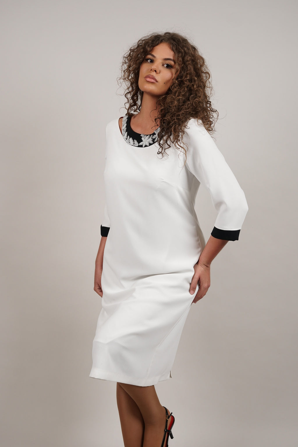 Medelin - haljina u elegantnom bijelom tonu