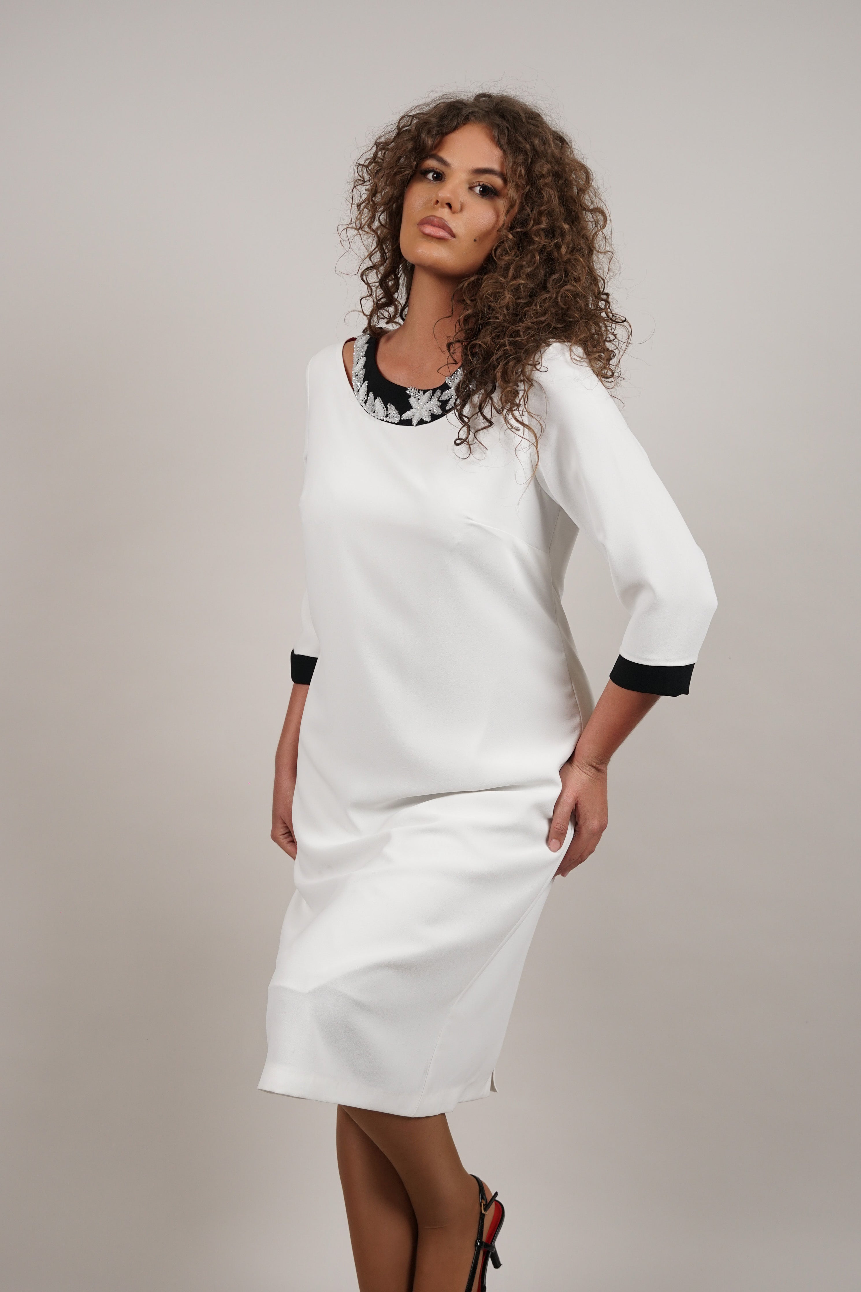 Medelin - haljina u elegantnom bijelom tonu