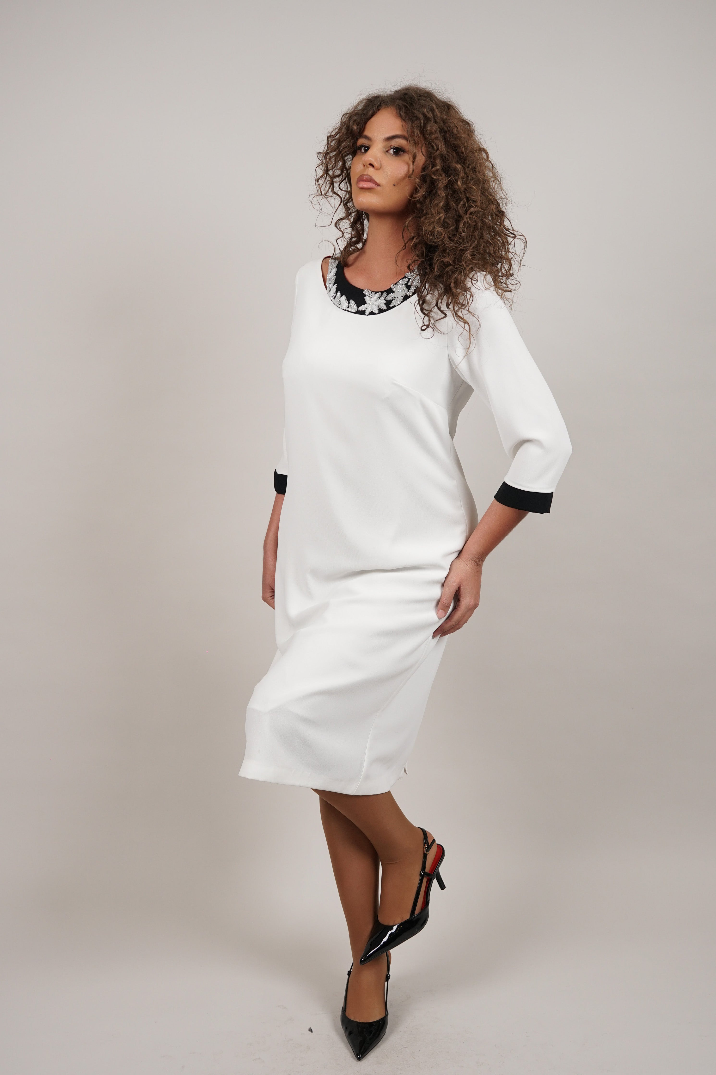 Medelin - haljina u elegantnom bijelom tonu