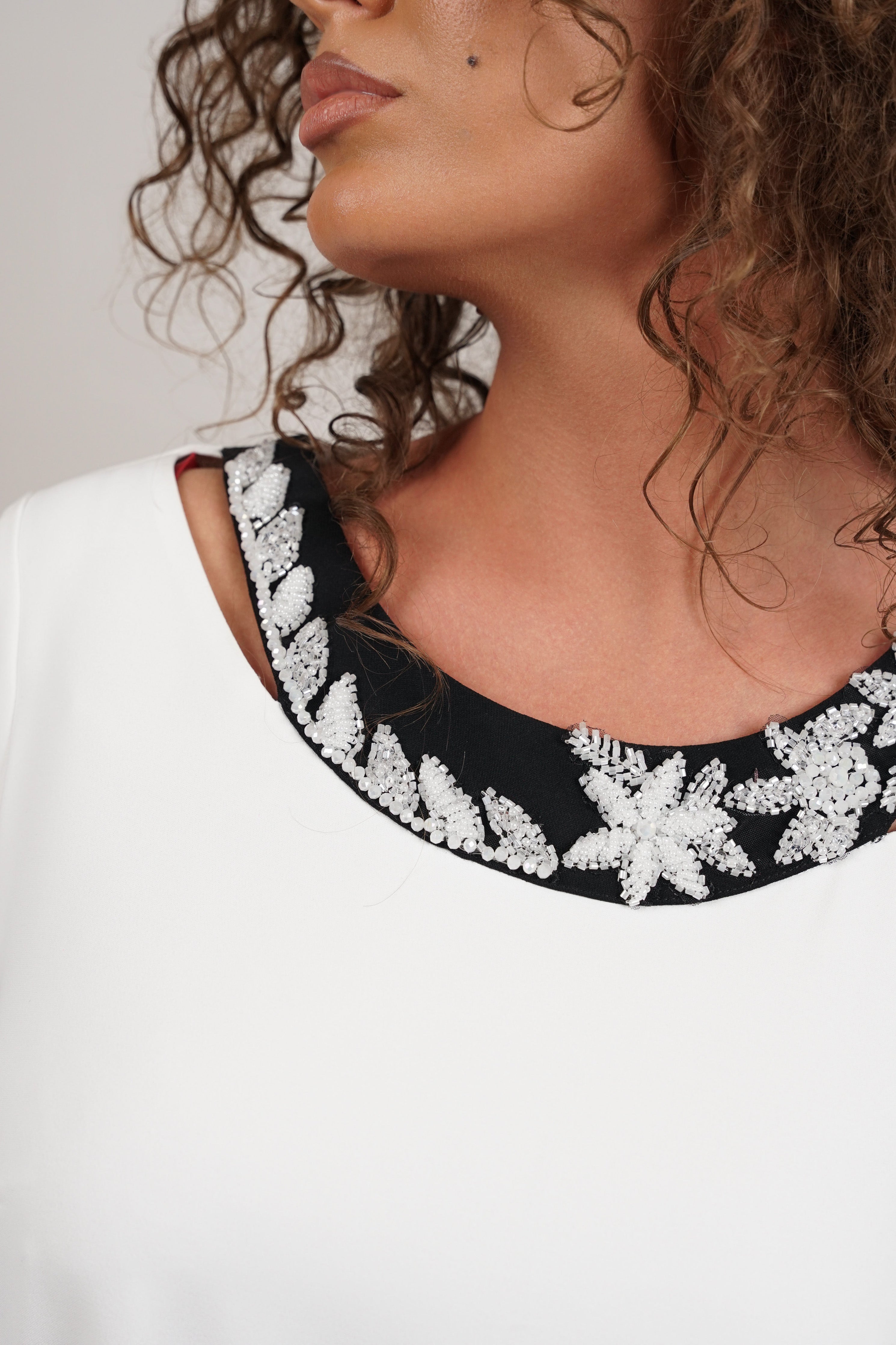 Medelin - haljina u elegantnom bijelom tonu