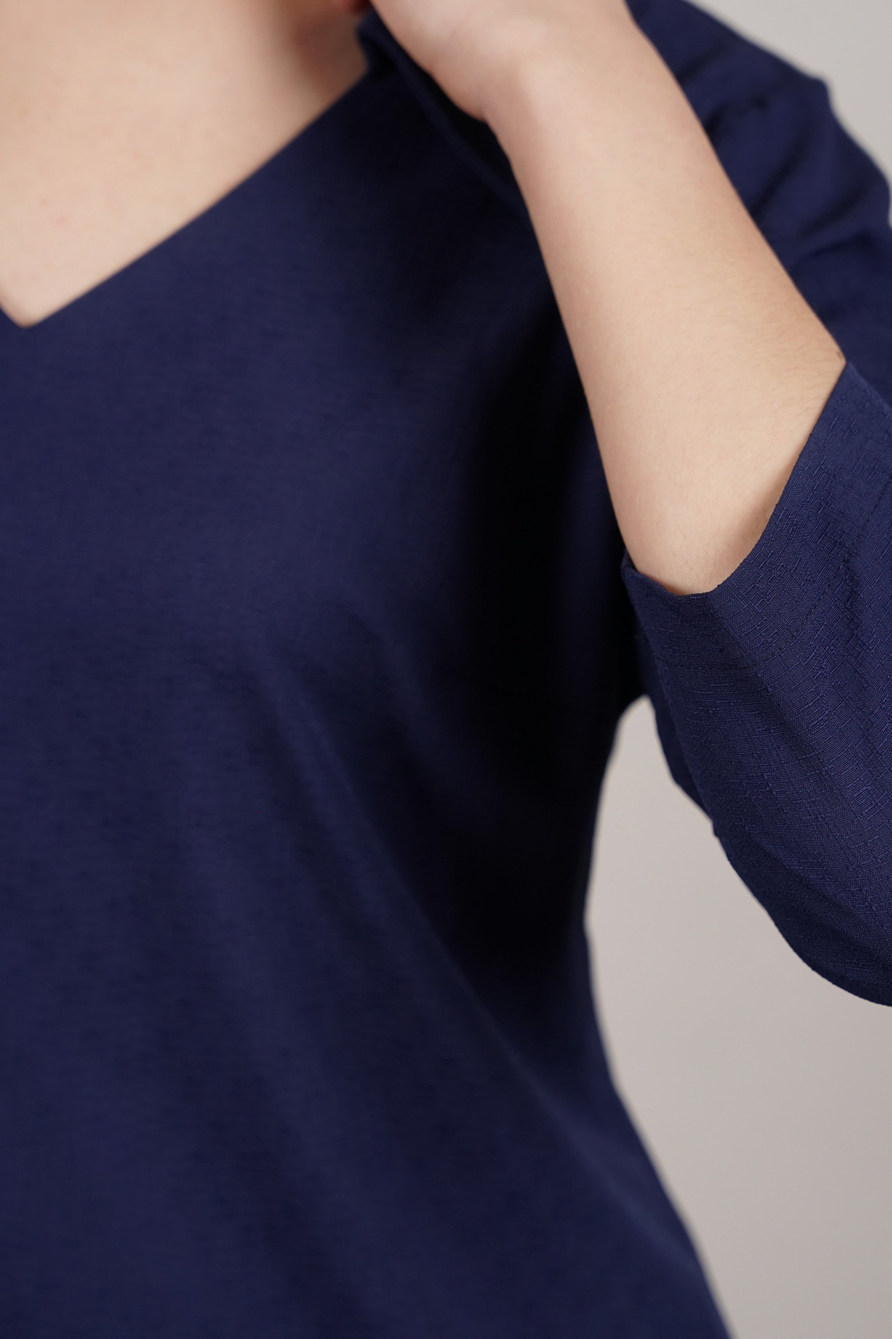 Scarlett – pamučna teget haljina s V izrezom