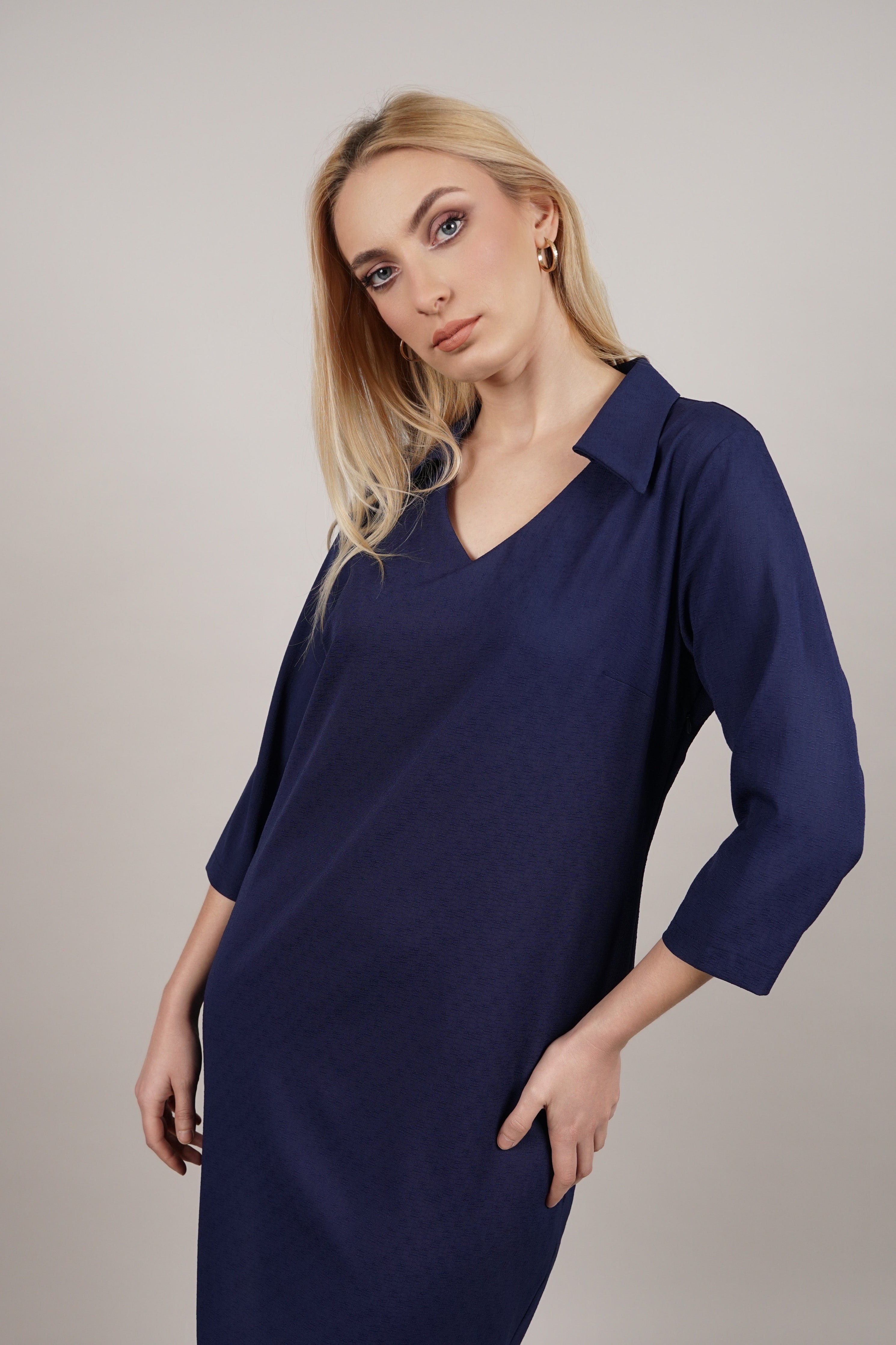 Scarlett – pamučna teget haljina s V izrezom