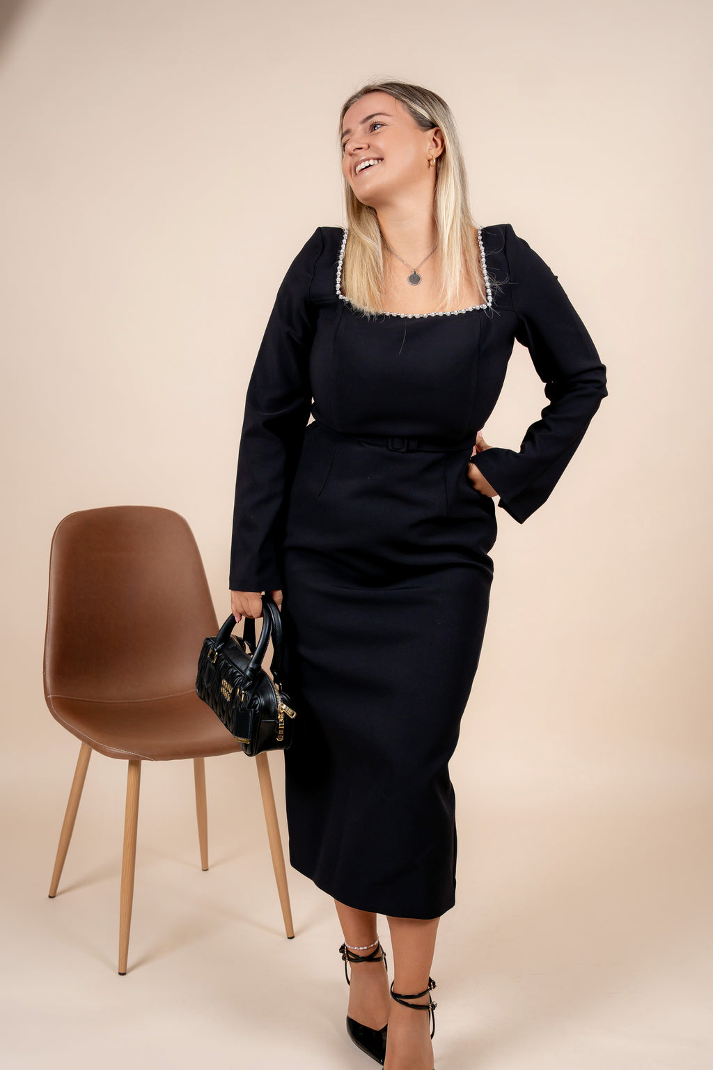 Grace – sofisticirana midi haljina s ukrasnim detaljima