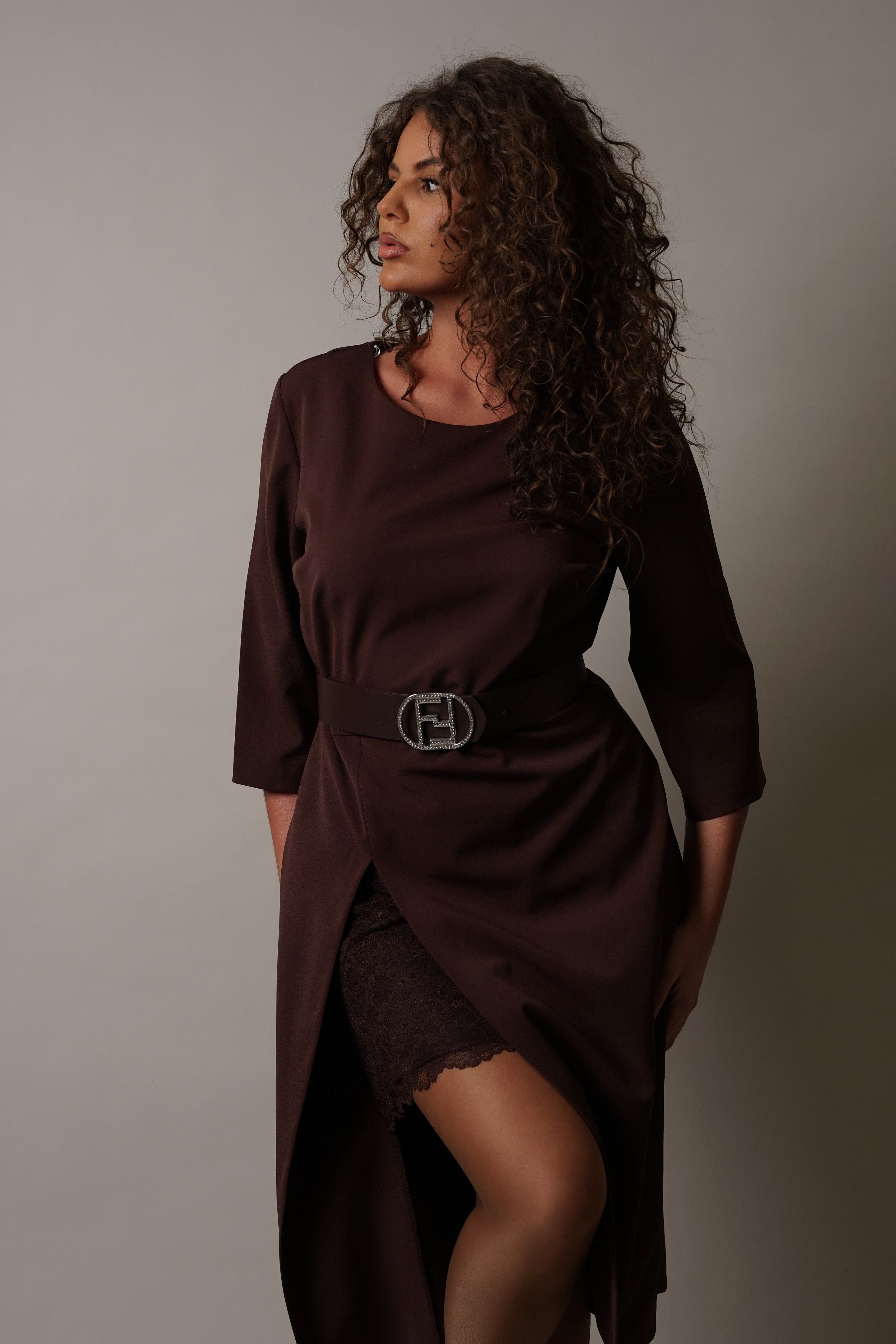 Eloe - smeđa haljina sa detaljima čipke