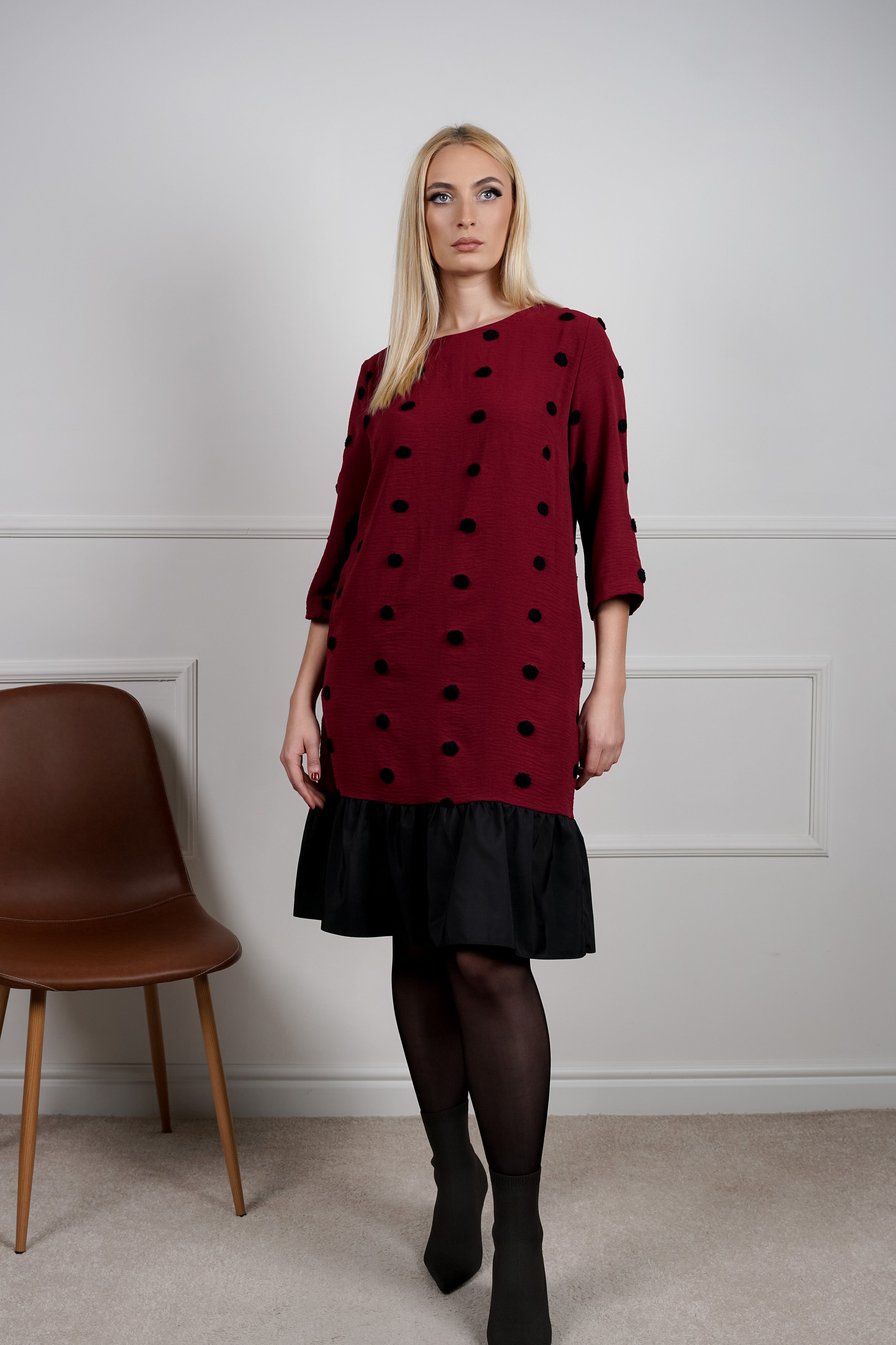 Mara haljina – bordo udobnost sa chic tačkicama