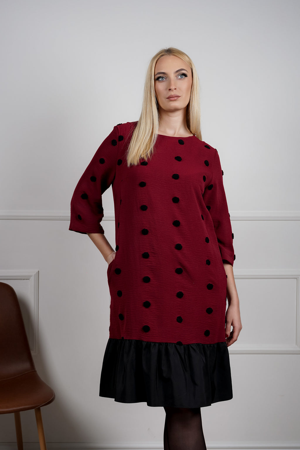 Mara haljina – bordo udobnost sa chic tačkicama