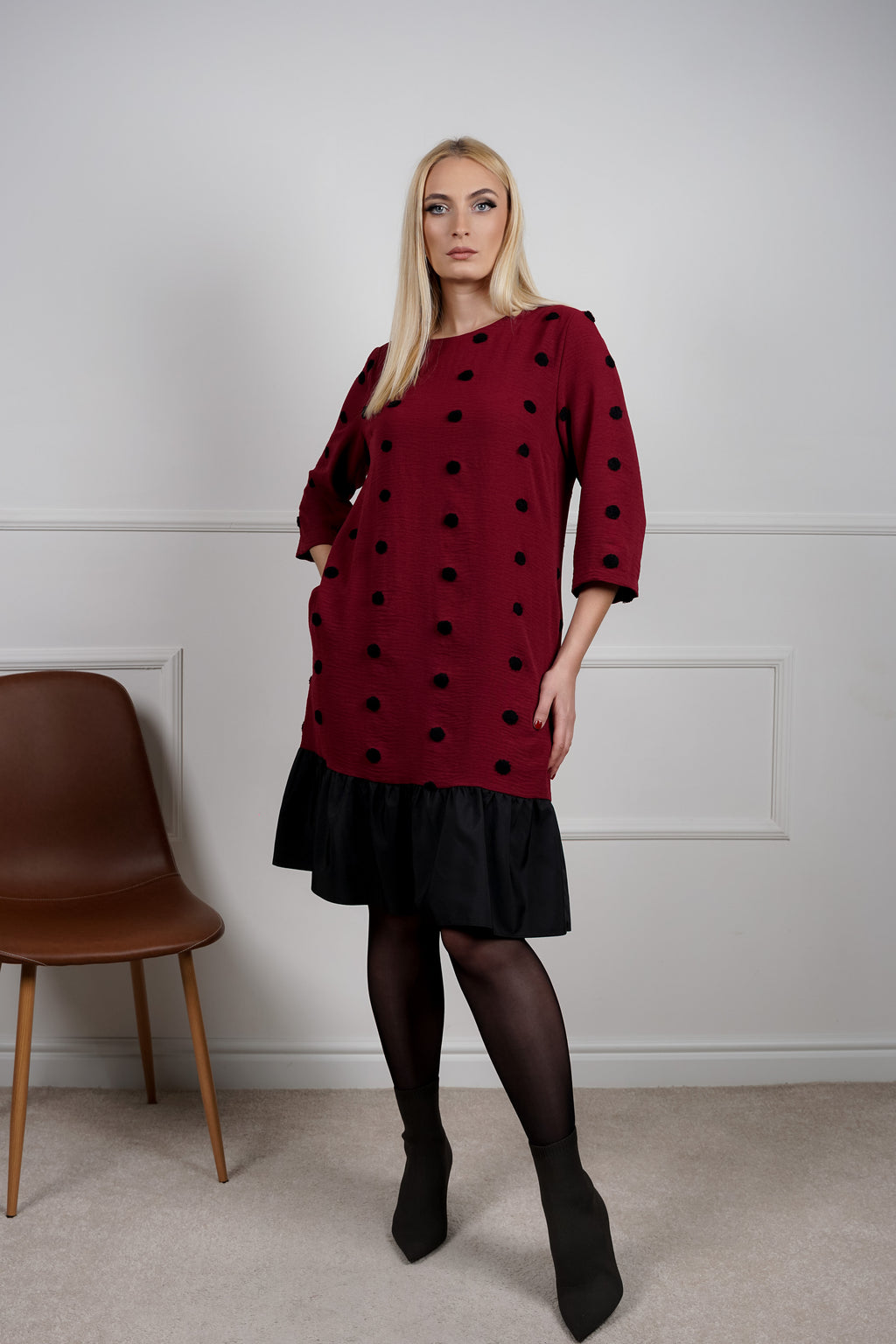 Mara haljina – bordo udobnost sa chic tačkicama