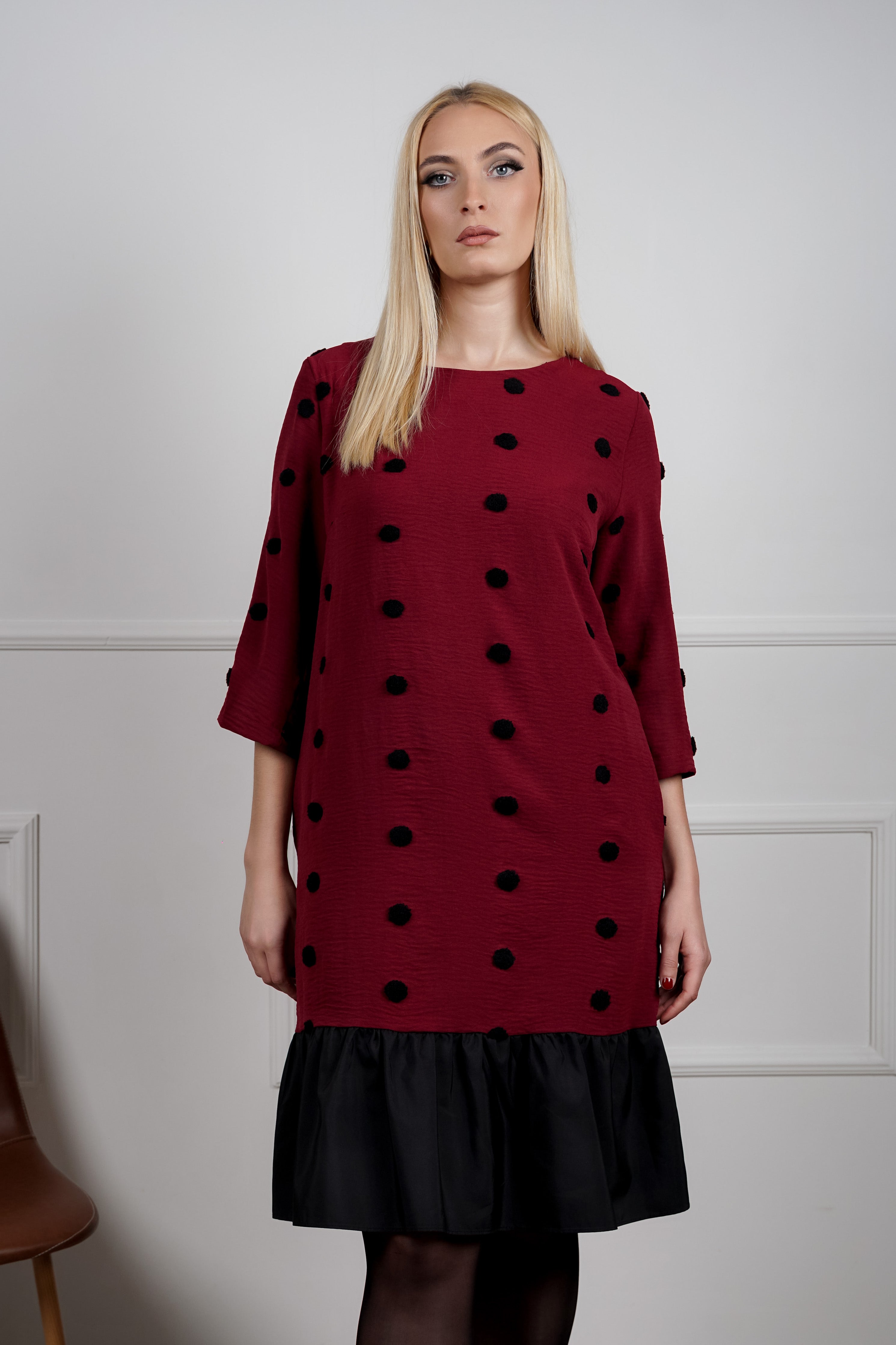 Mara haljina – bordo udobnost sa chic tačkicama