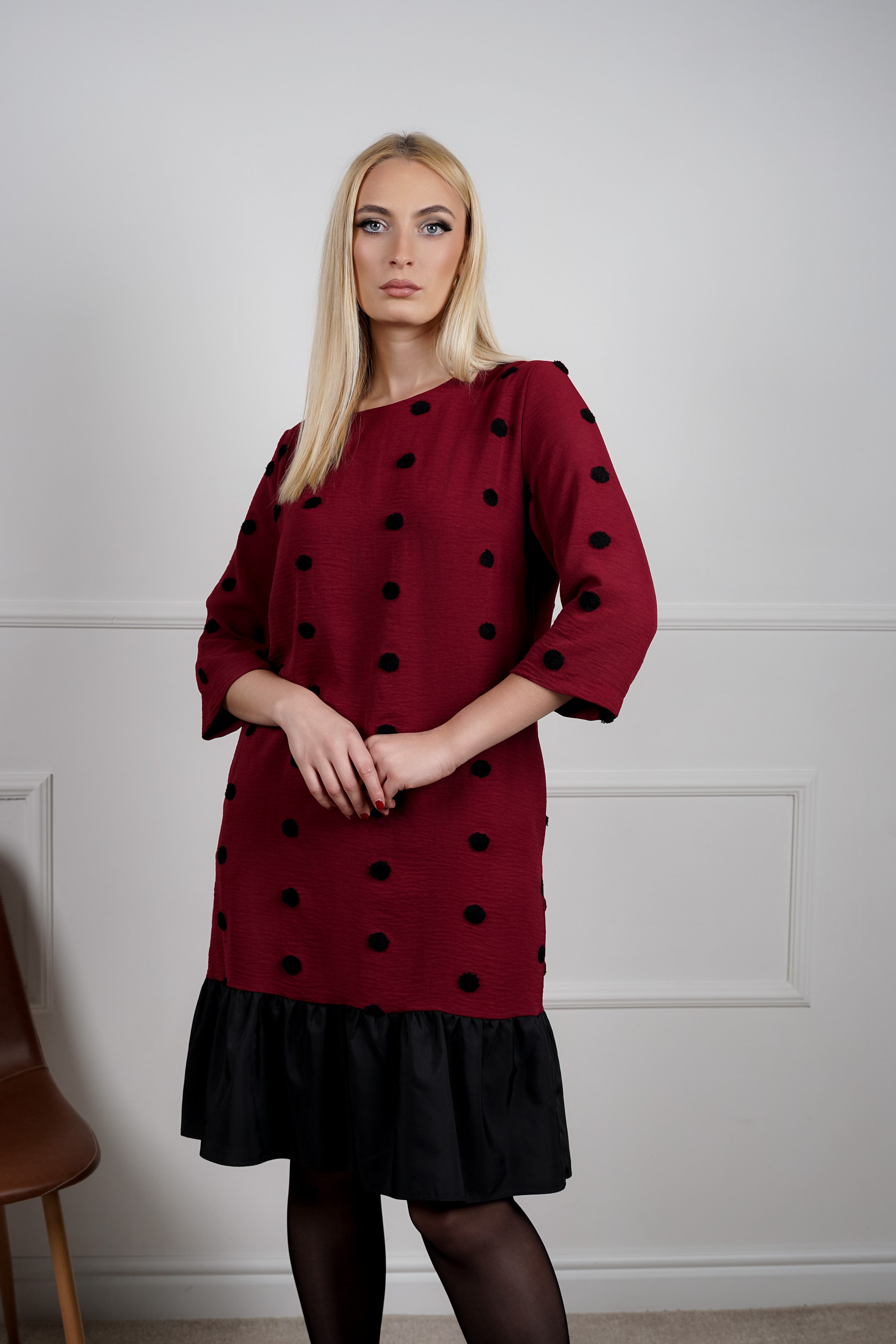 Mara haljina – bordo udobnost sa chic tačkicama