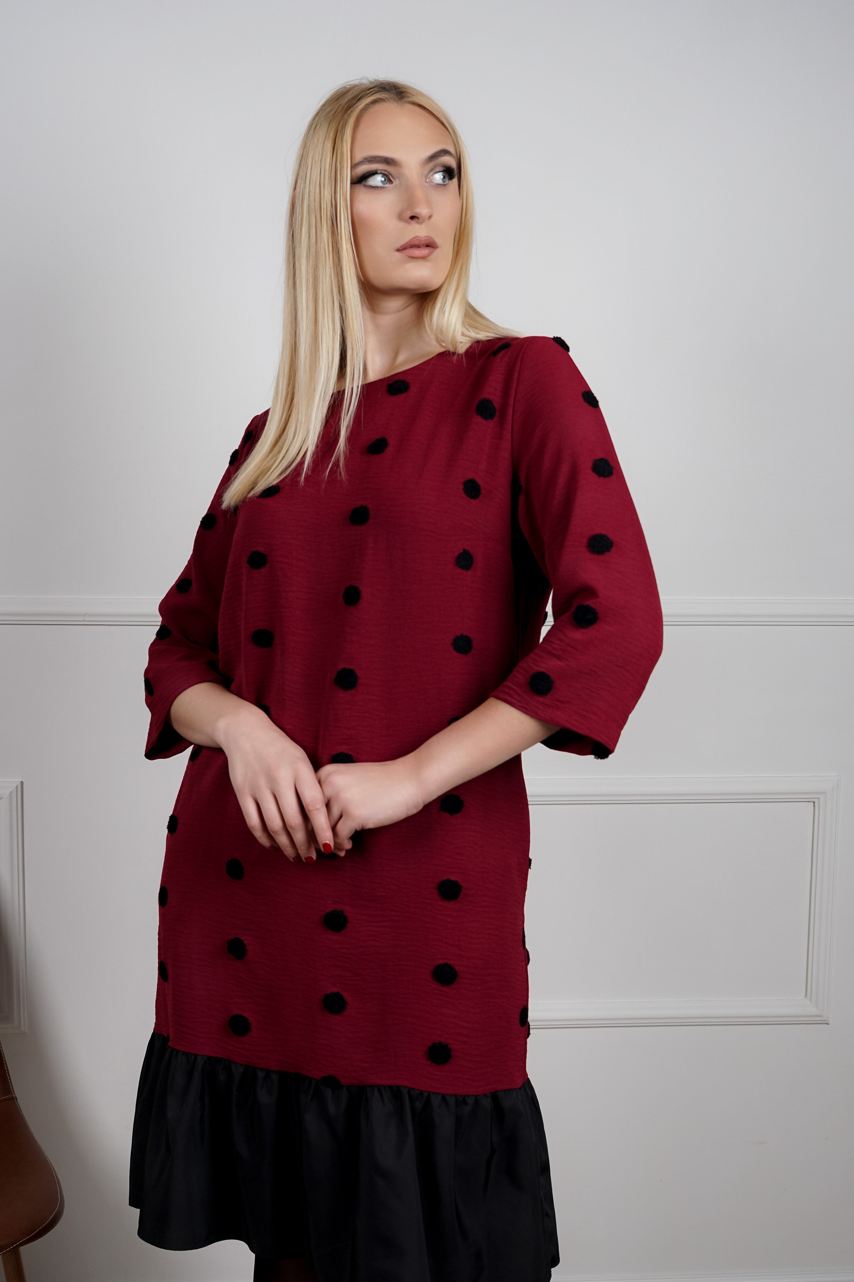Mara haljina – bordo udobnost sa chic tačkicama