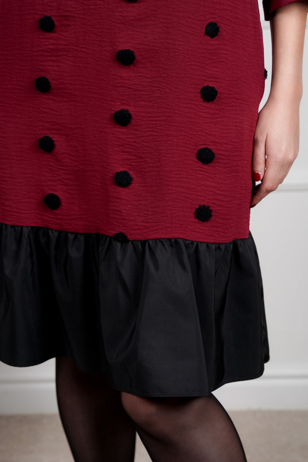 Mara haljina – bordo udobnost sa chic tačkicama