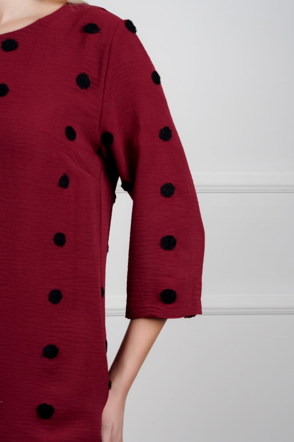 Mara haljina – bordo udobnost sa chic tačkicama