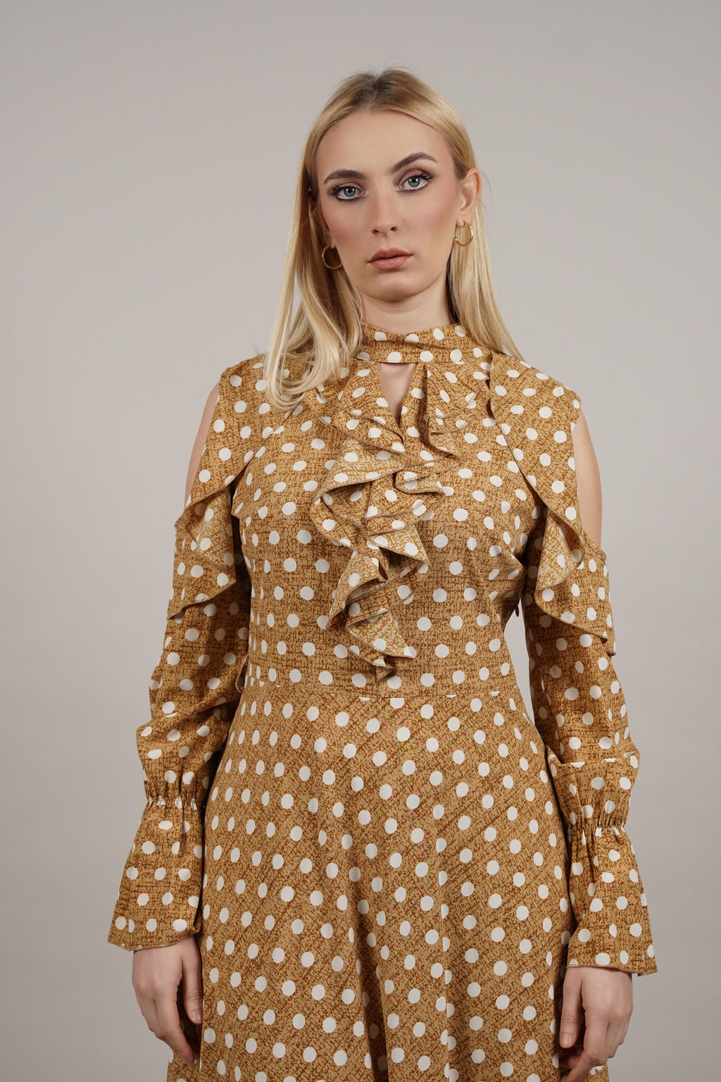 Golden Polka – elegantna haljina sa volanima