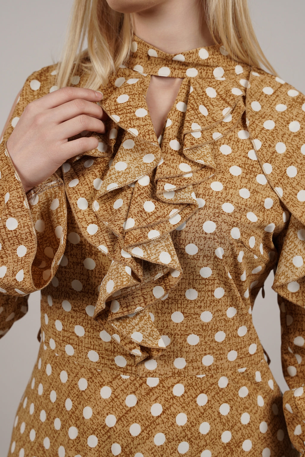Golden Polka – elegantna haljina sa volanima