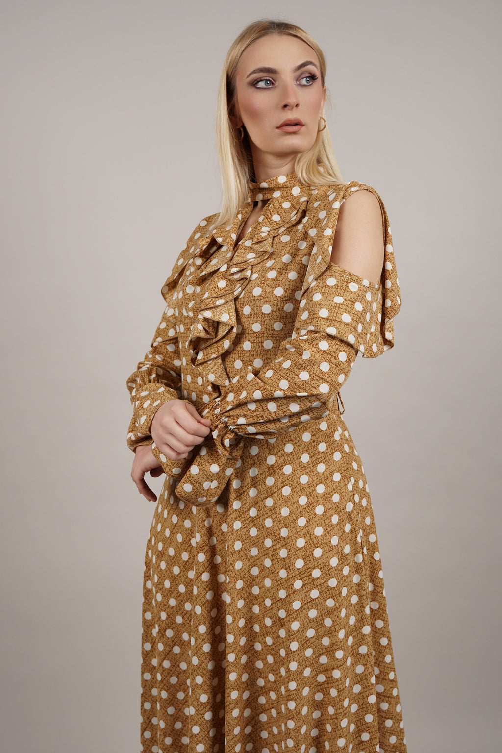 Golden Polka – elegantna haljina sa volanima