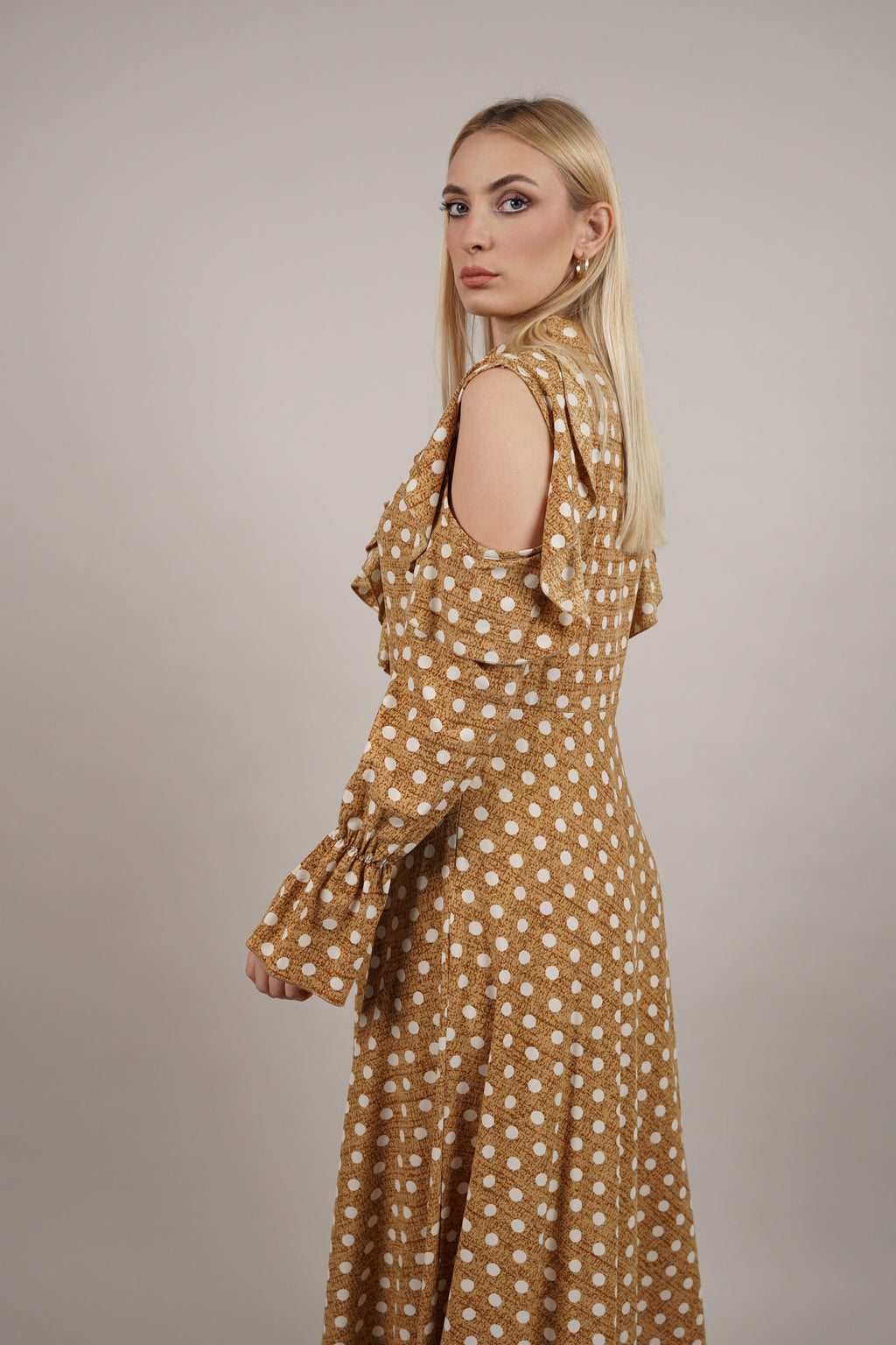 Golden Polka – elegantna haljina sa volanima