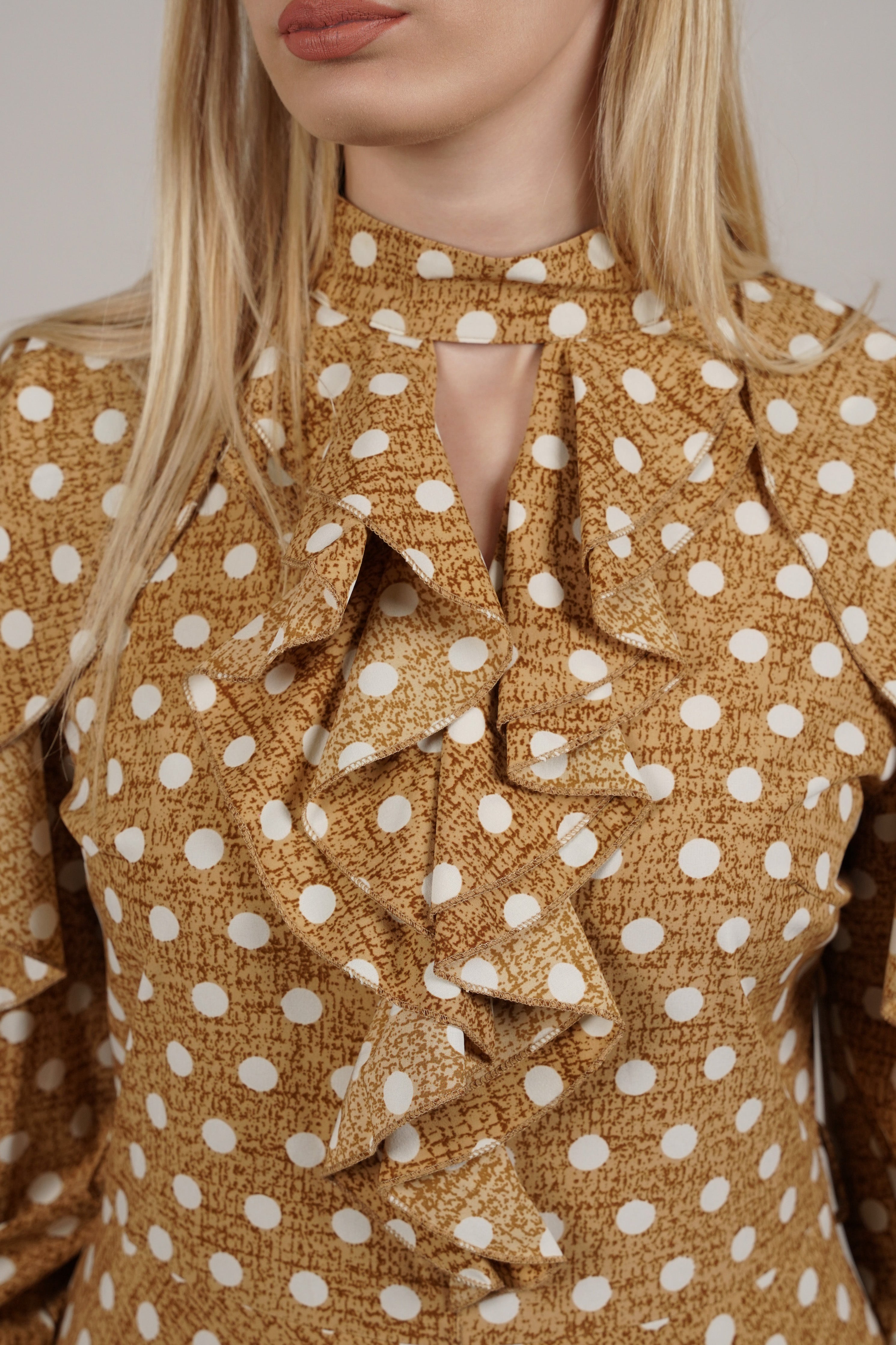 Golden Polka – elegantna haljina sa volanima