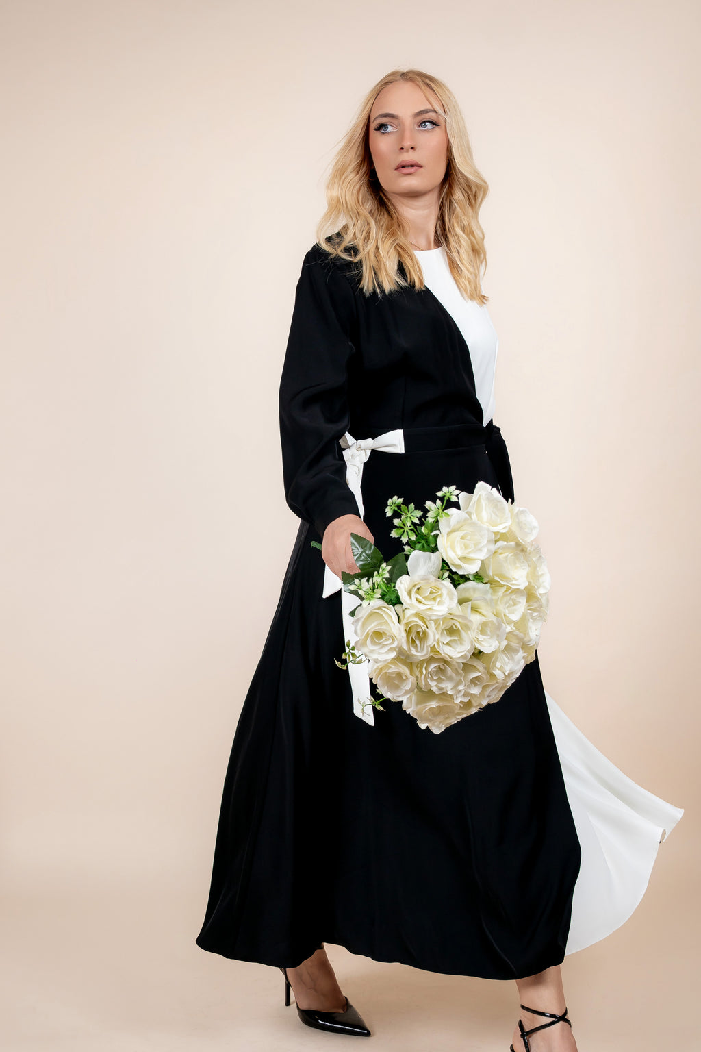 Flavia – crno-bijela haljina sa podesivim preklopom za savršeno pristajanje