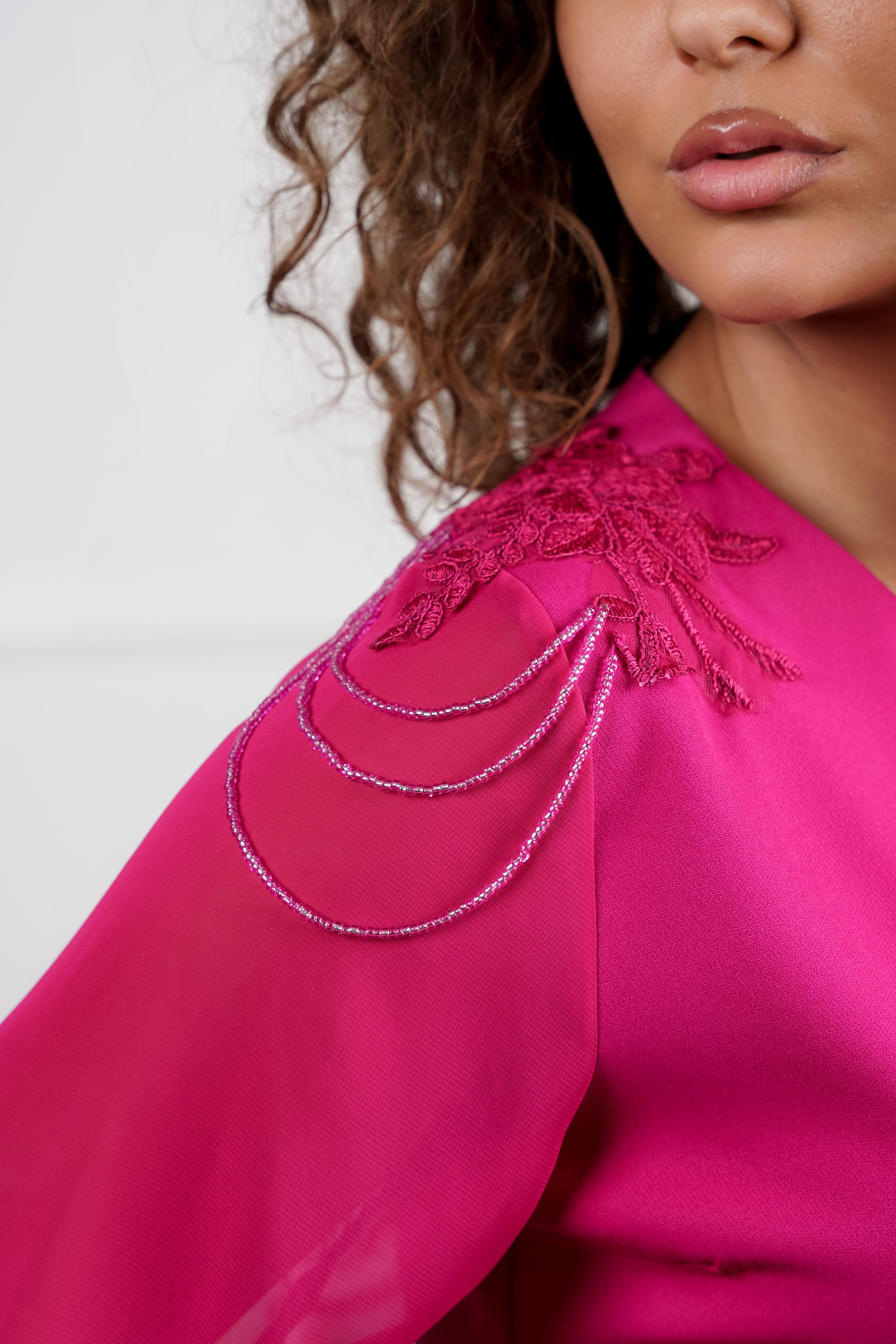 Evelina – profinjena haljina u rozoj nijansi s prozirnim rukavima