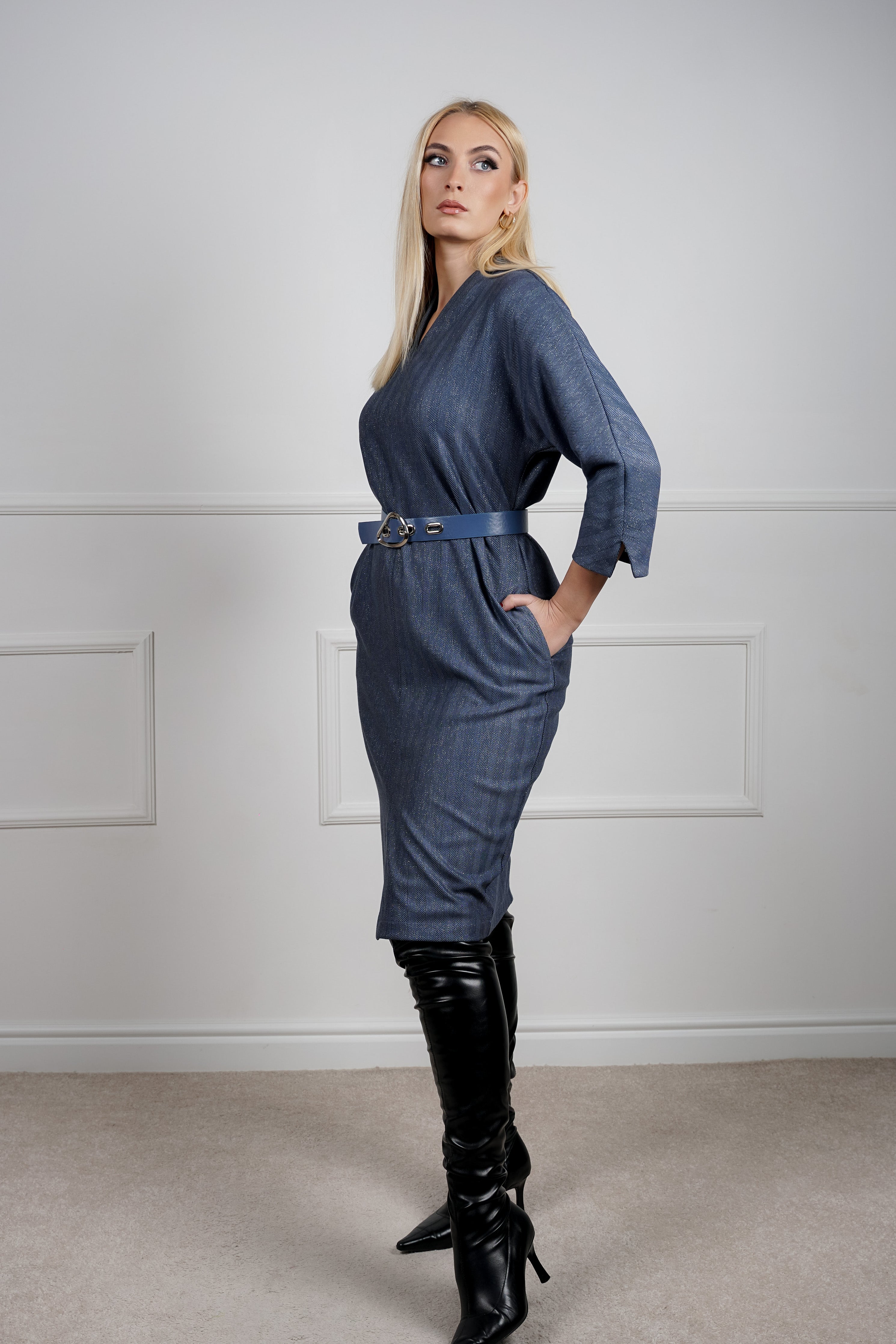 Elora haljina - causal sa profinjenim detaljima u teget nijansi