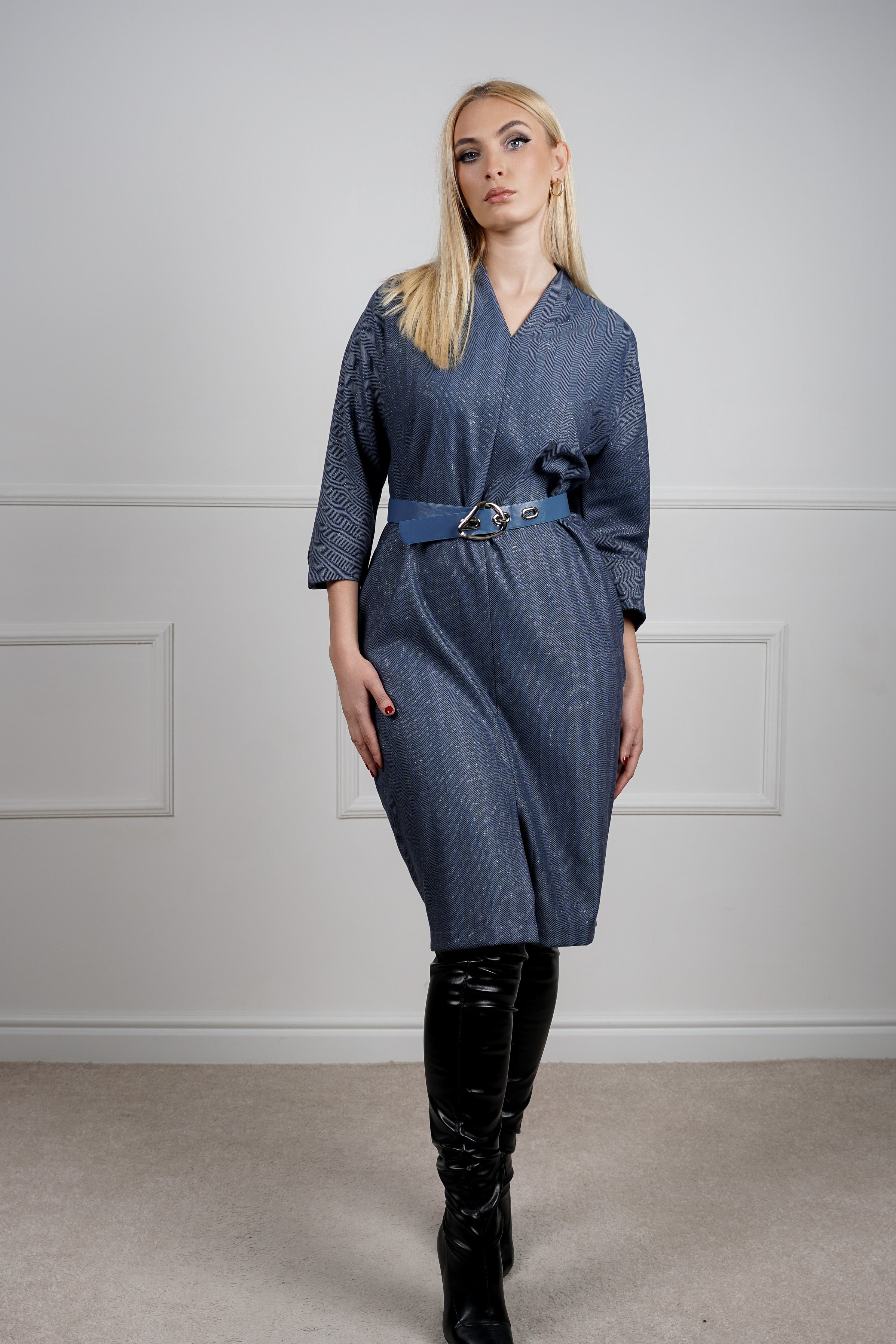 Elora haljina - causal sa profinjenim detaljima u teget nijansi