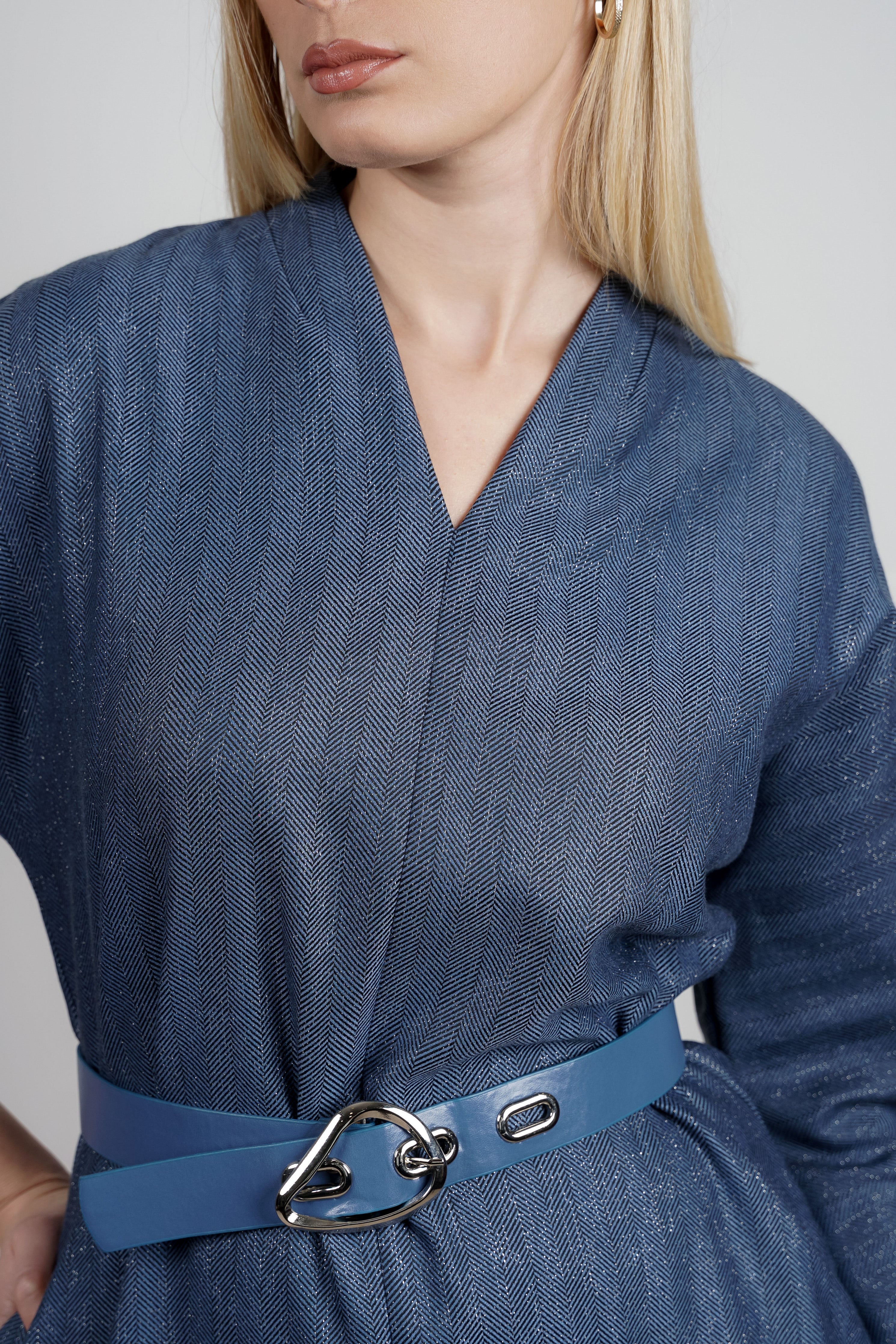 Elora haljina - causal sa profinjenim detaljima u teget nijansi