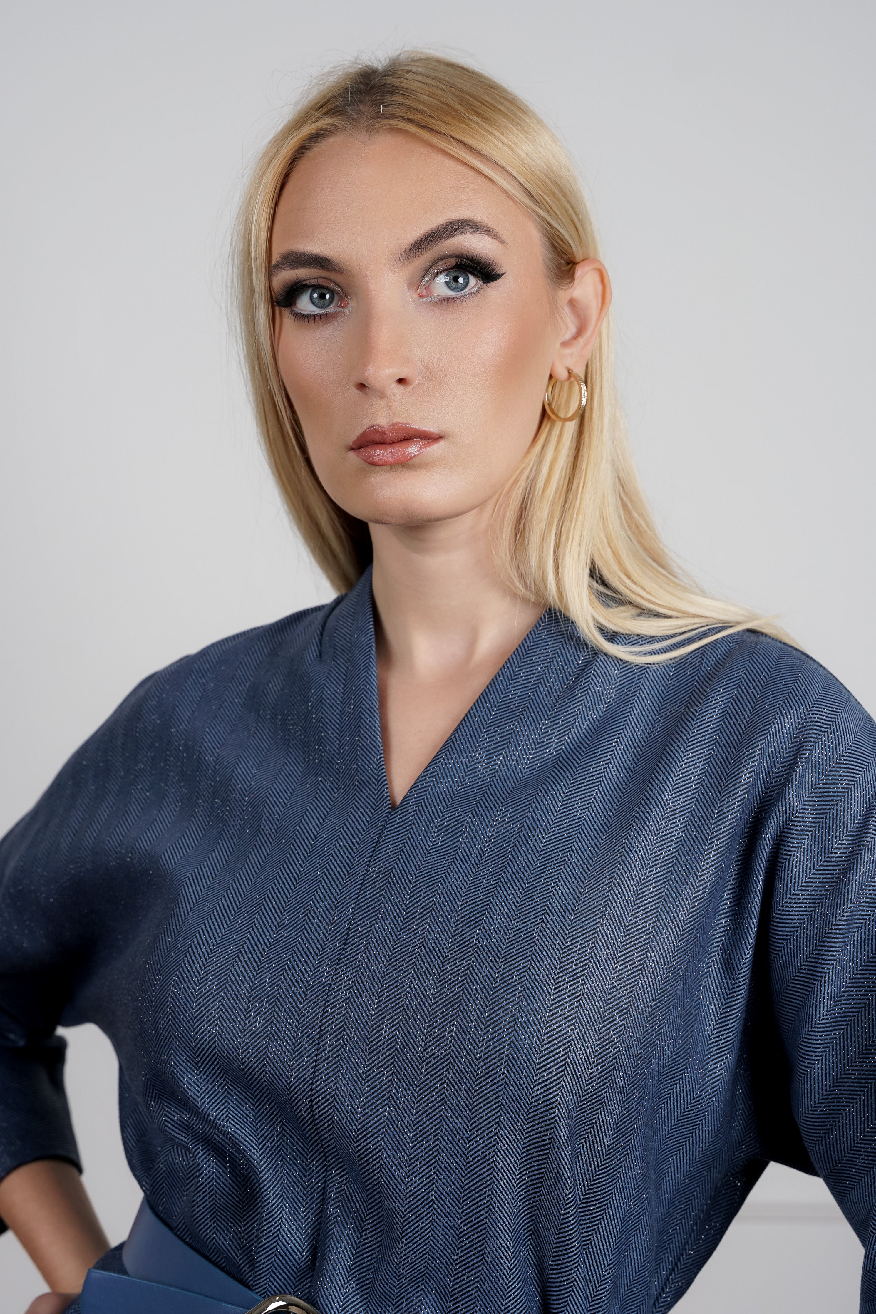 Elora haljina - causal sa profinjenim detaljima u teget nijansi