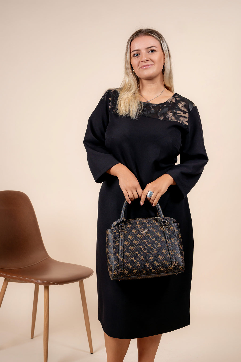 Mavie – chic crna haljina sa suptilnim smeđim akcentima