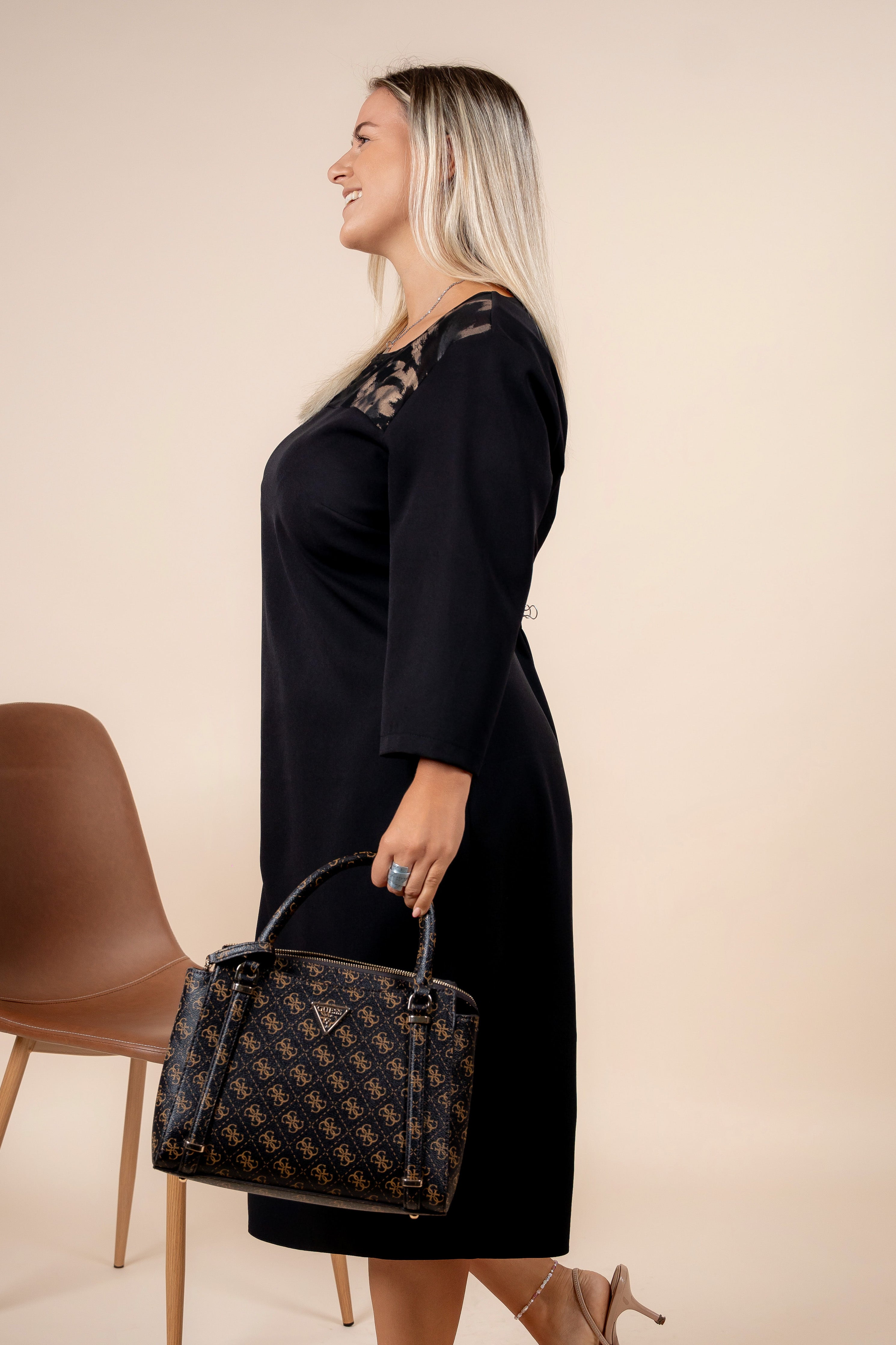 Mavie – chic crna haljina sa suptilnim smeđim akcentima