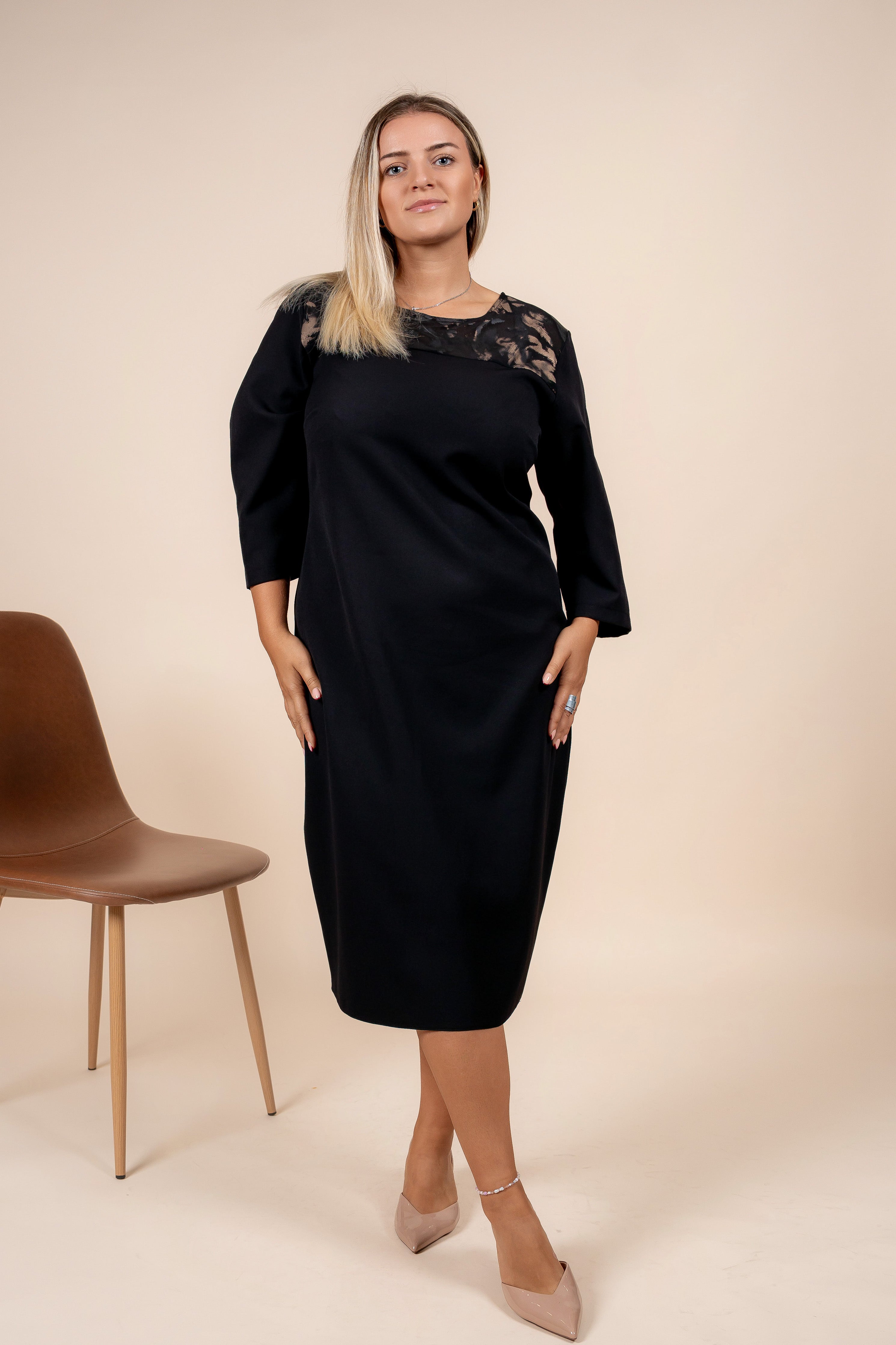 Mavie – chic crna haljina sa suptilnim smeđim akcentima