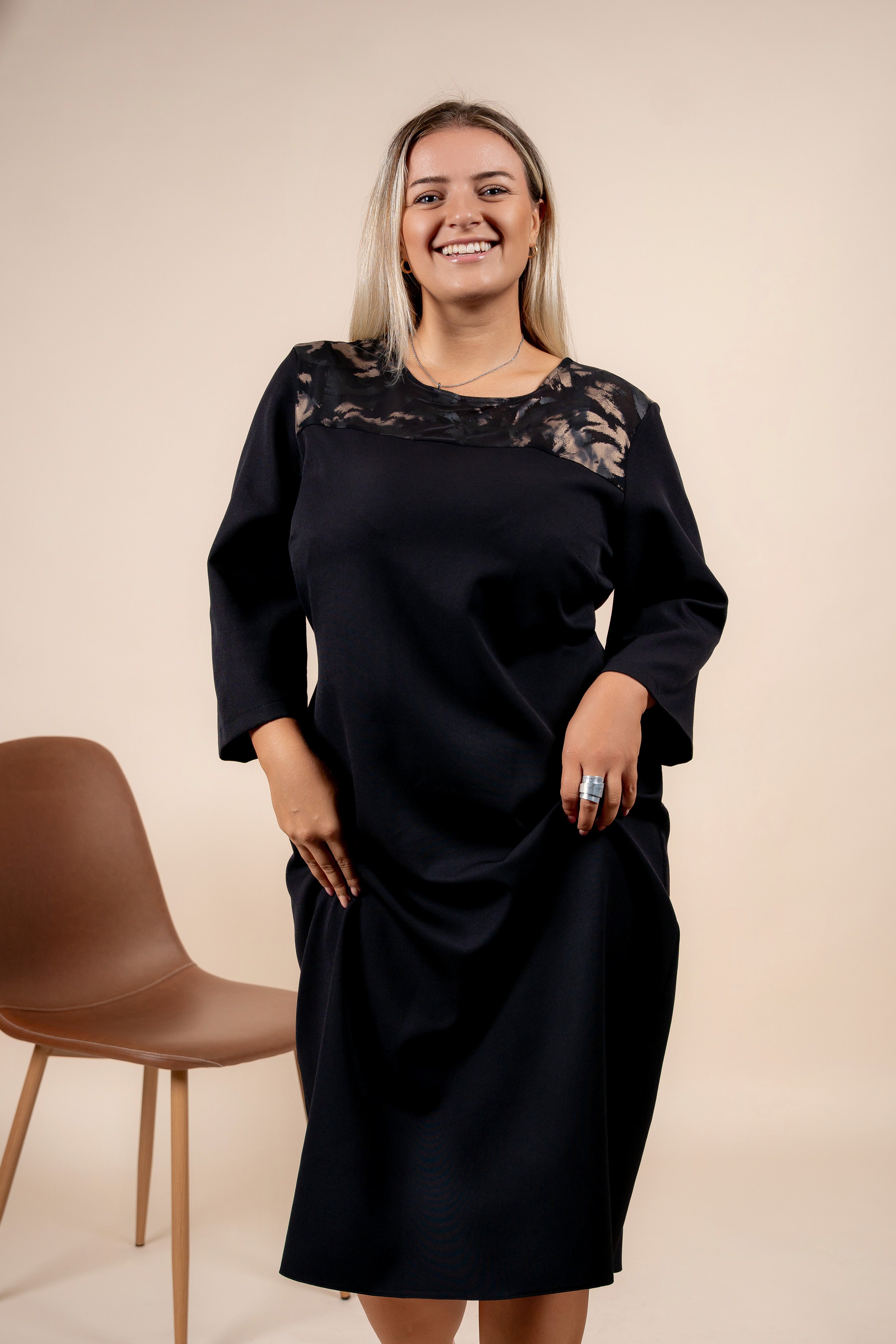 Mavie – chic crna haljina sa suptilnim smeđim akcentima