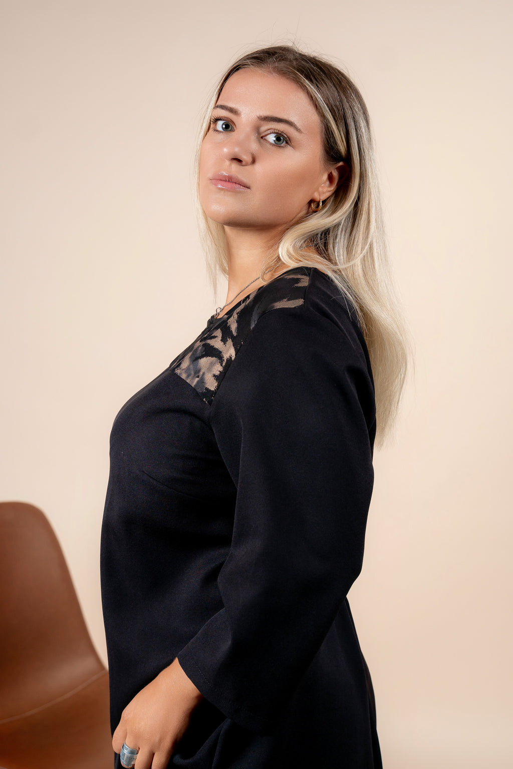 Mavie – chic crna haljina sa suptilnim smeđim akcentima