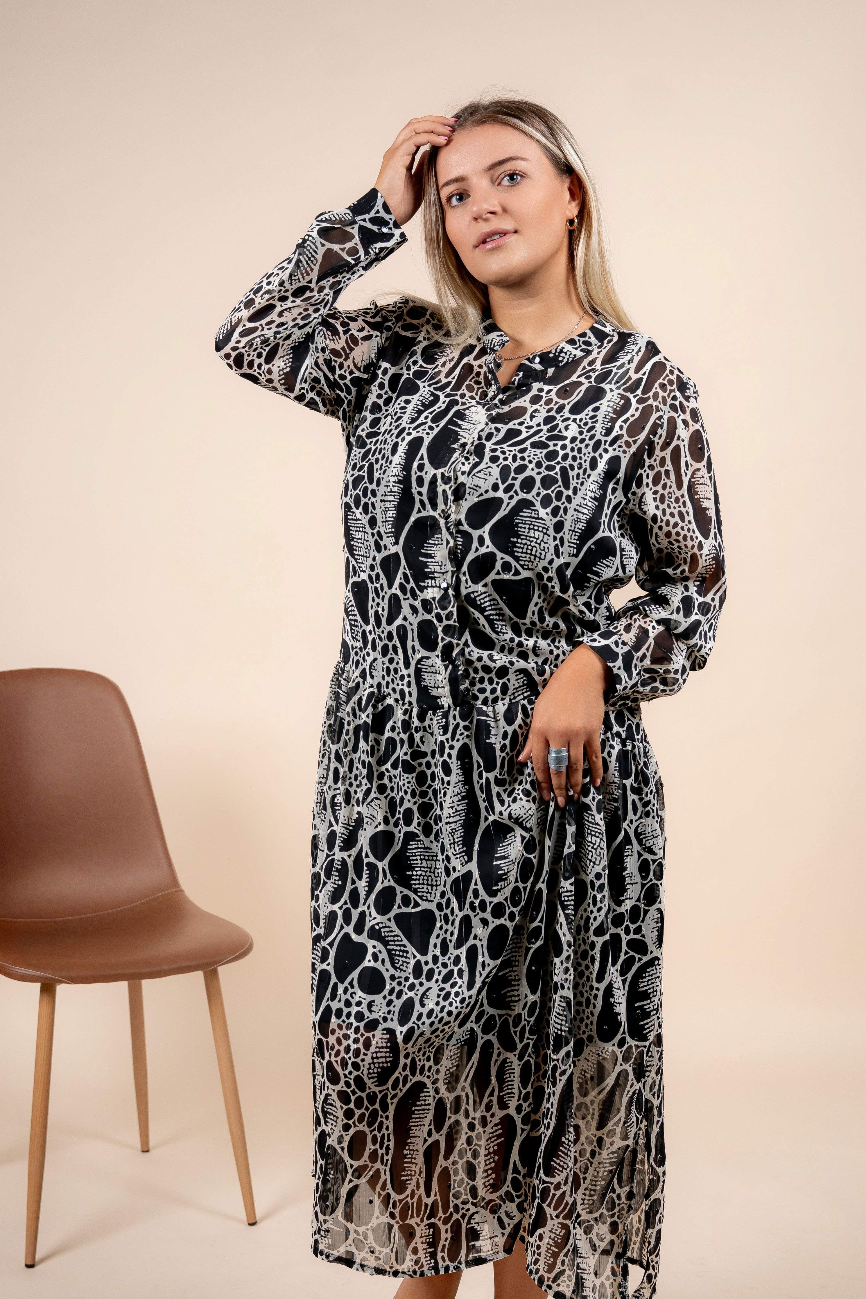 Belleza - sofisticirana midi crna haljina sa bogatim dezenom