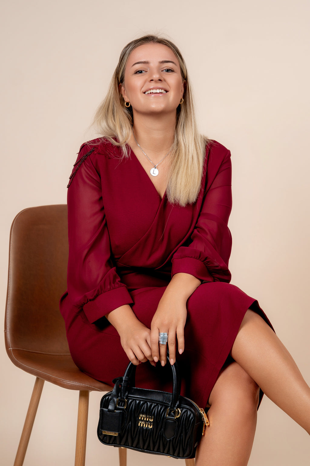 Evelina – profinjena haljina u bordo nijansi s prozirnim rukavima