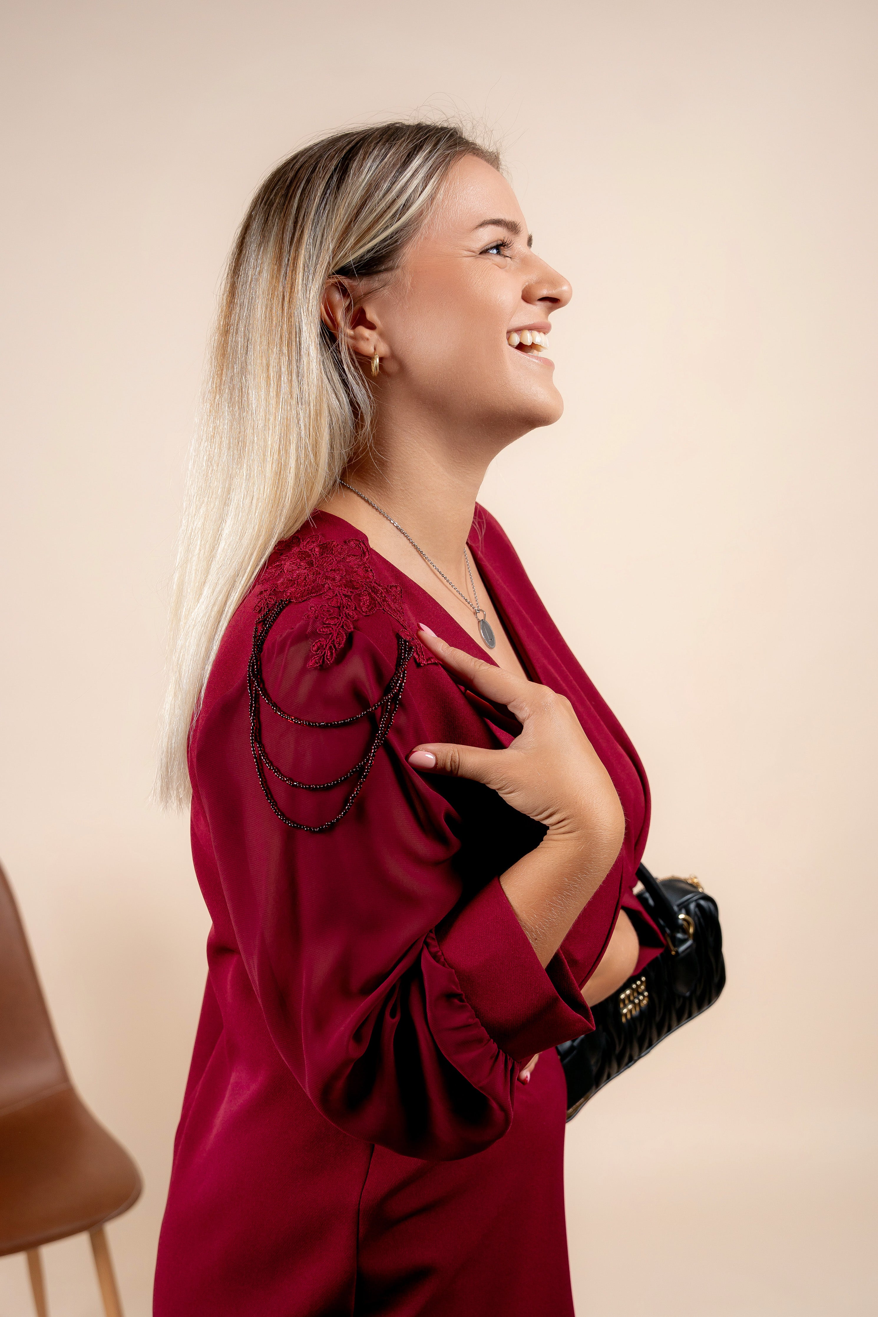 Evelina – profinjena haljina u bordo nijansi s prozirnim rukavima