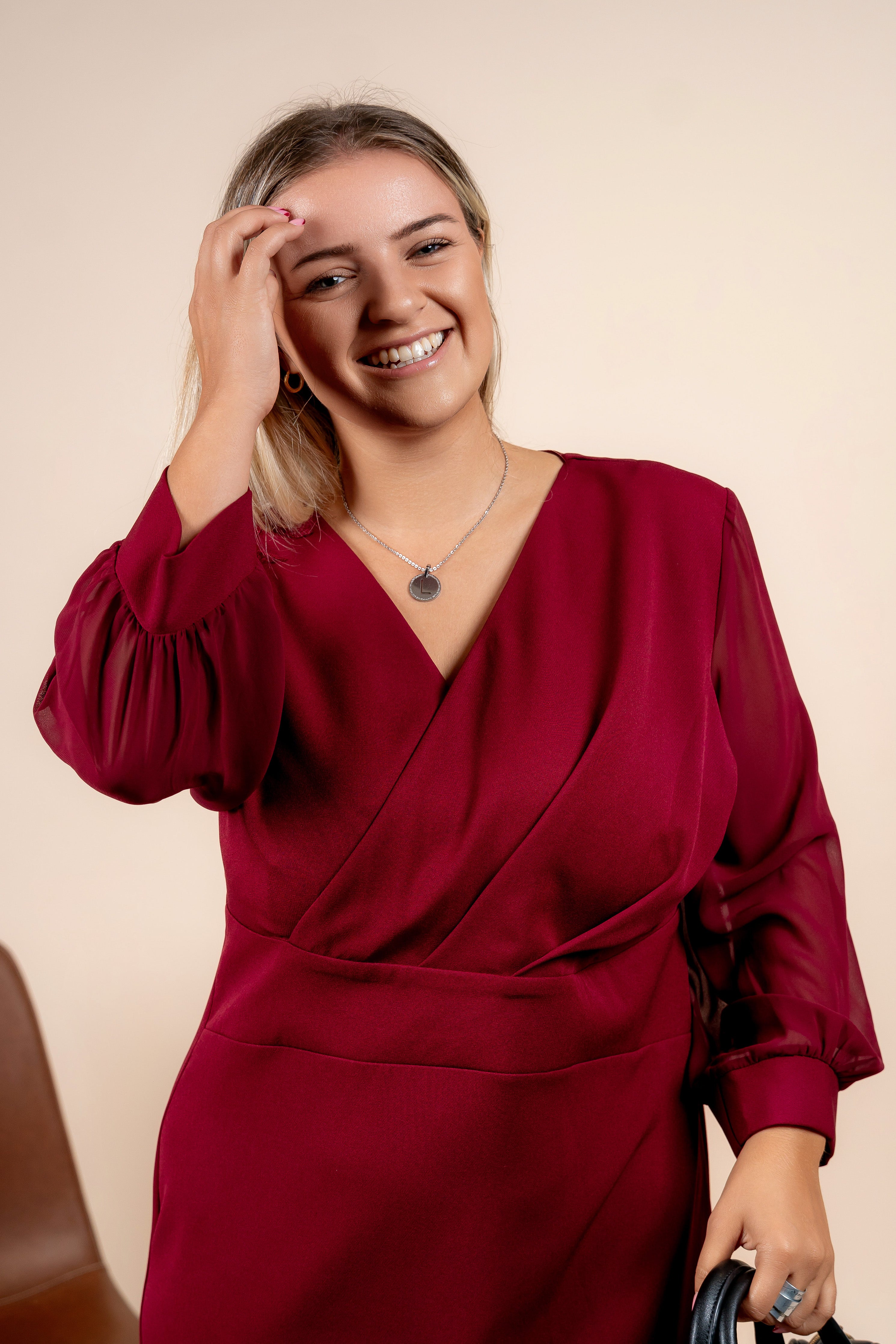 Evelina – profinjena haljina u bordo nijansi s prozirnim rukavima