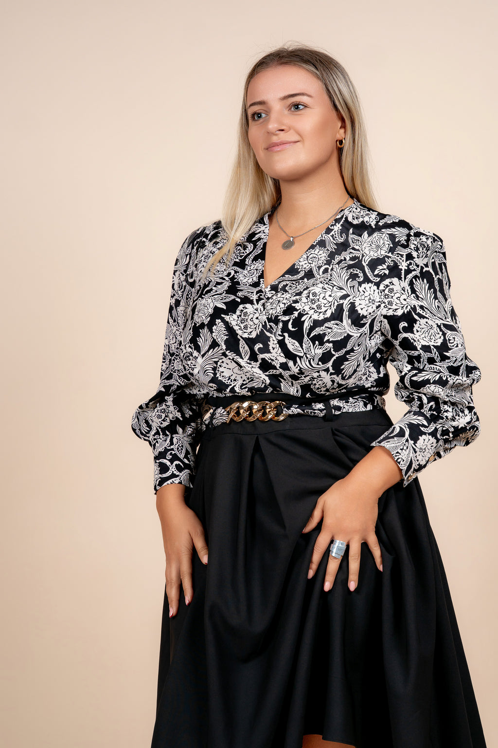 Ornela - elegantna crna haljina na preklop sa ukrasnim remenom