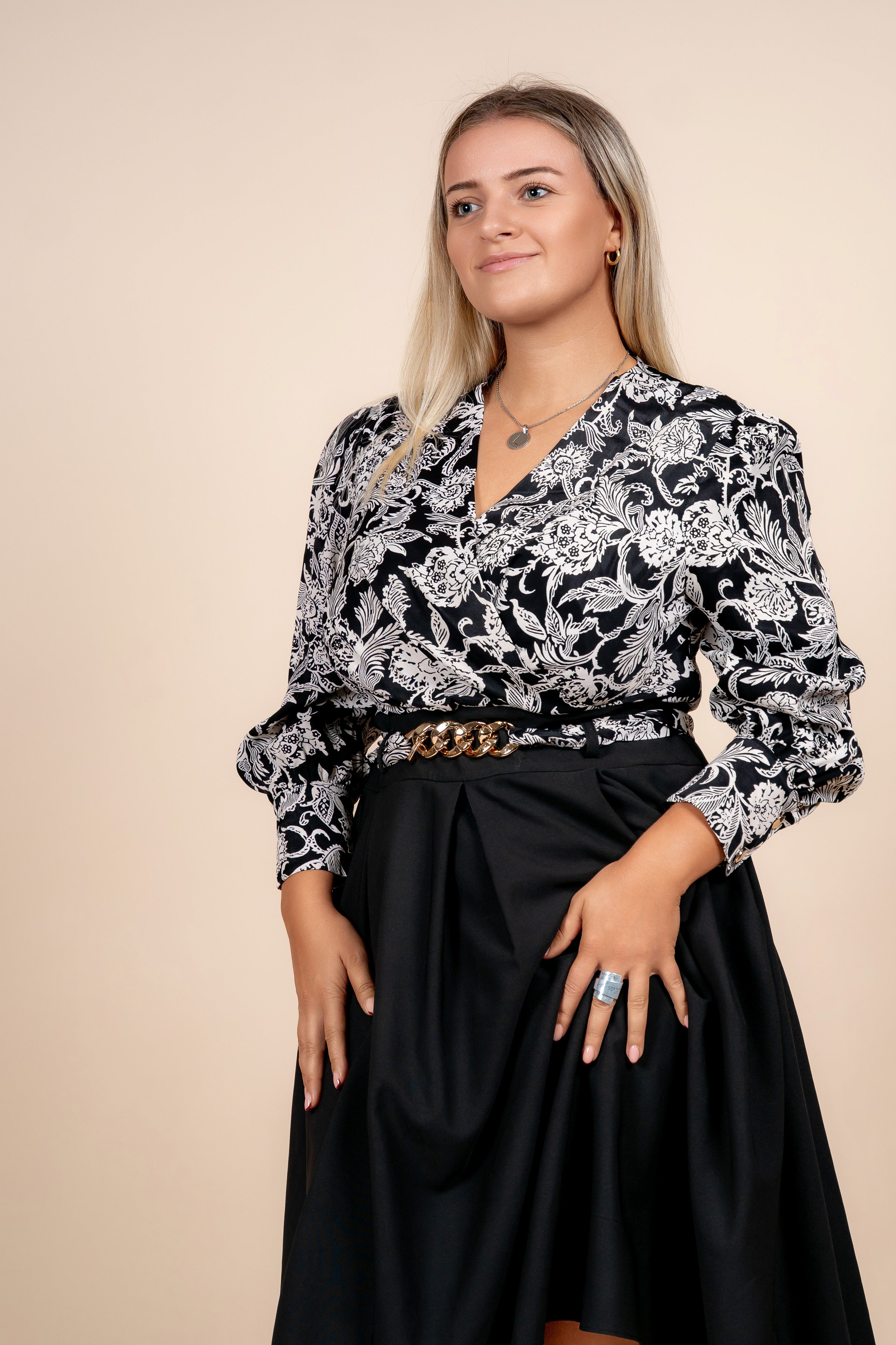 Ornela - elegantna crna haljina na preklop sa ukrasnim remenom