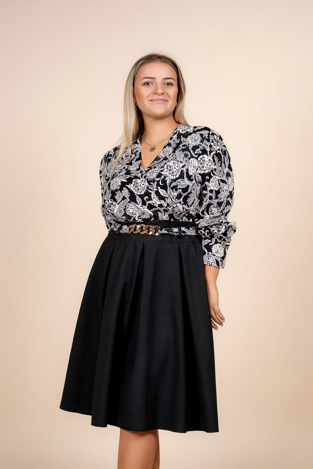 Ornela - elegantna crna haljina na preklop sa ukrasnim remenom