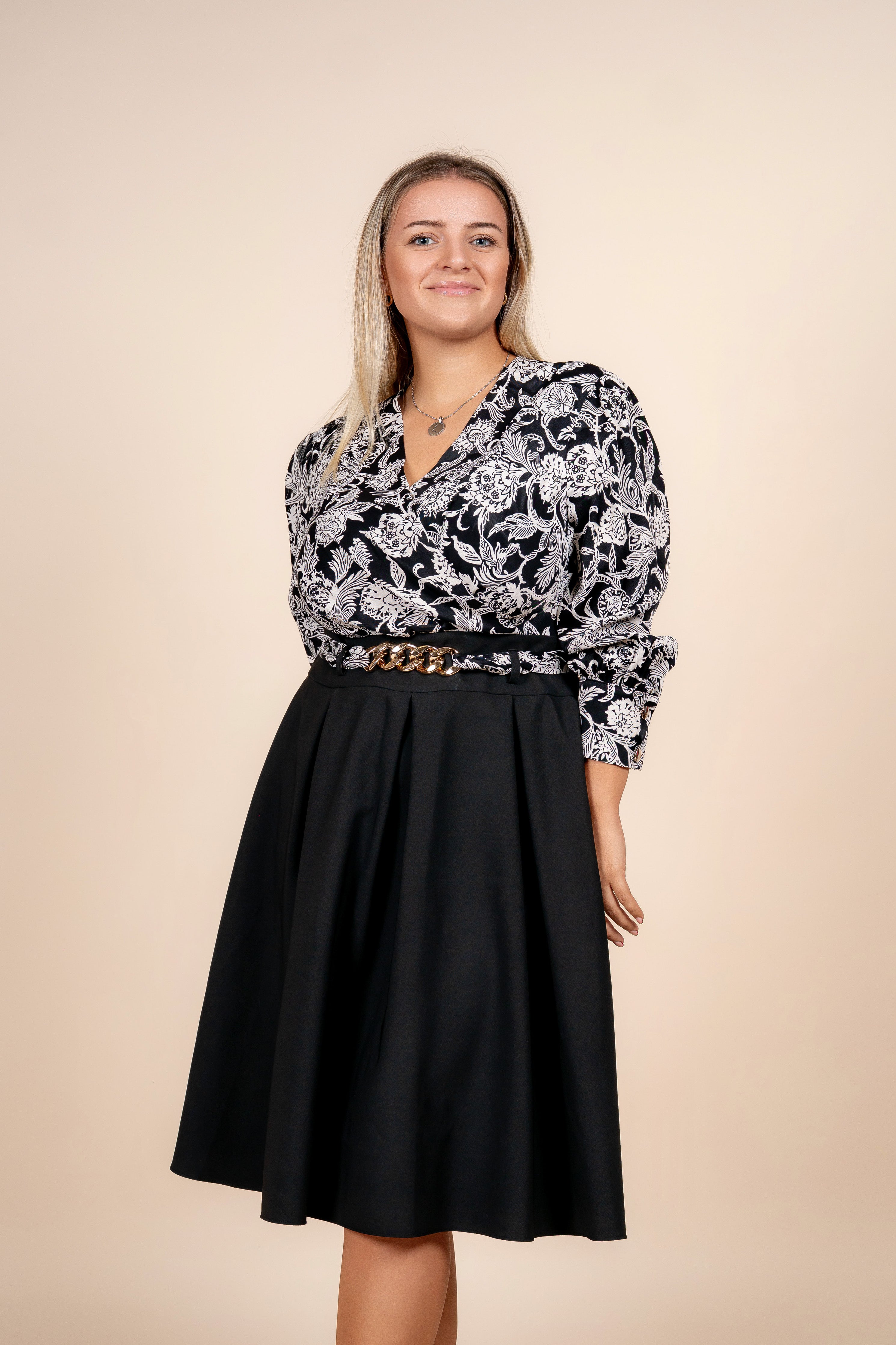 Ornela - elegantna crna haljina na preklop sa ukrasnim remenom