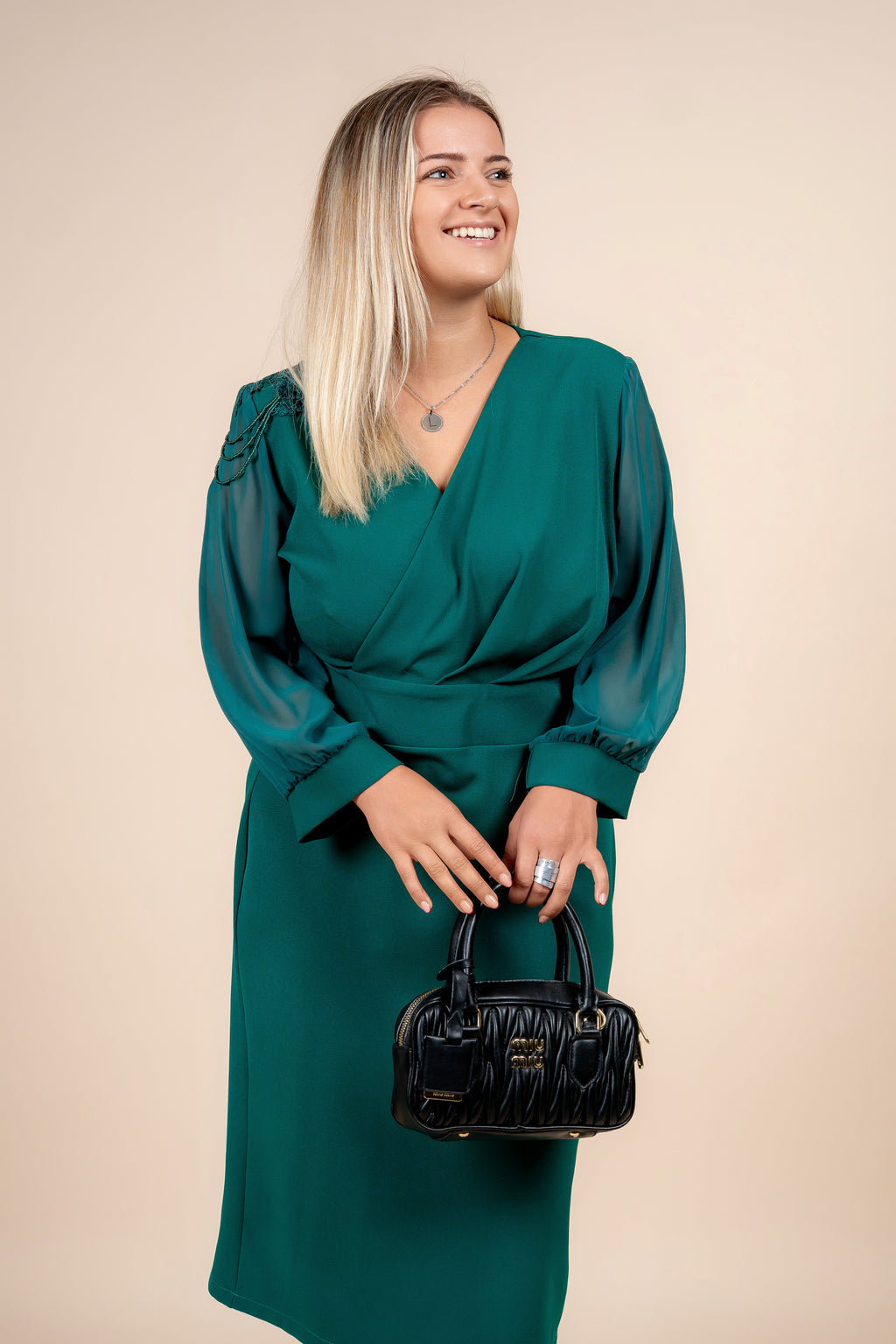 Evelina – profinjena haljina u zelenoj nijansi s prozirnim rukavima