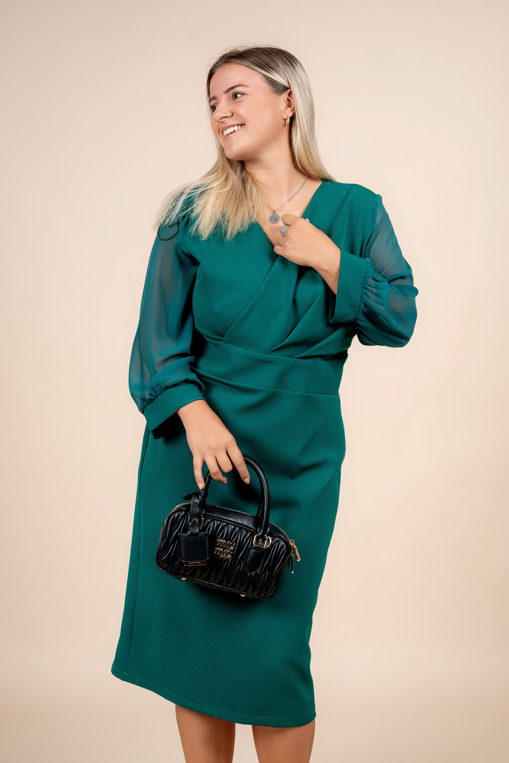 Evelina – profinjena haljina u zelenoj nijansi s prozirnim rukavima