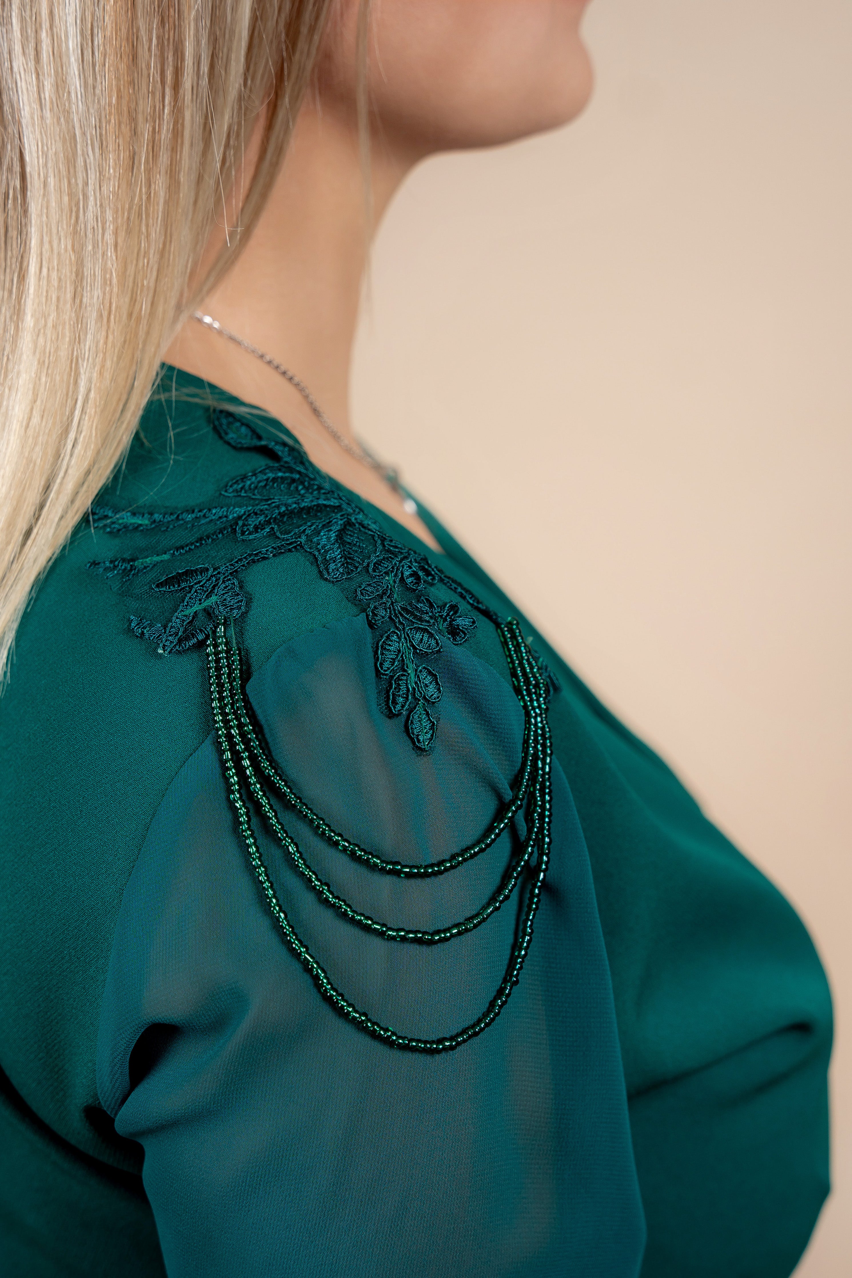 Evelina – profinjena haljina u zelenoj nijansi s prozirnim rukavima